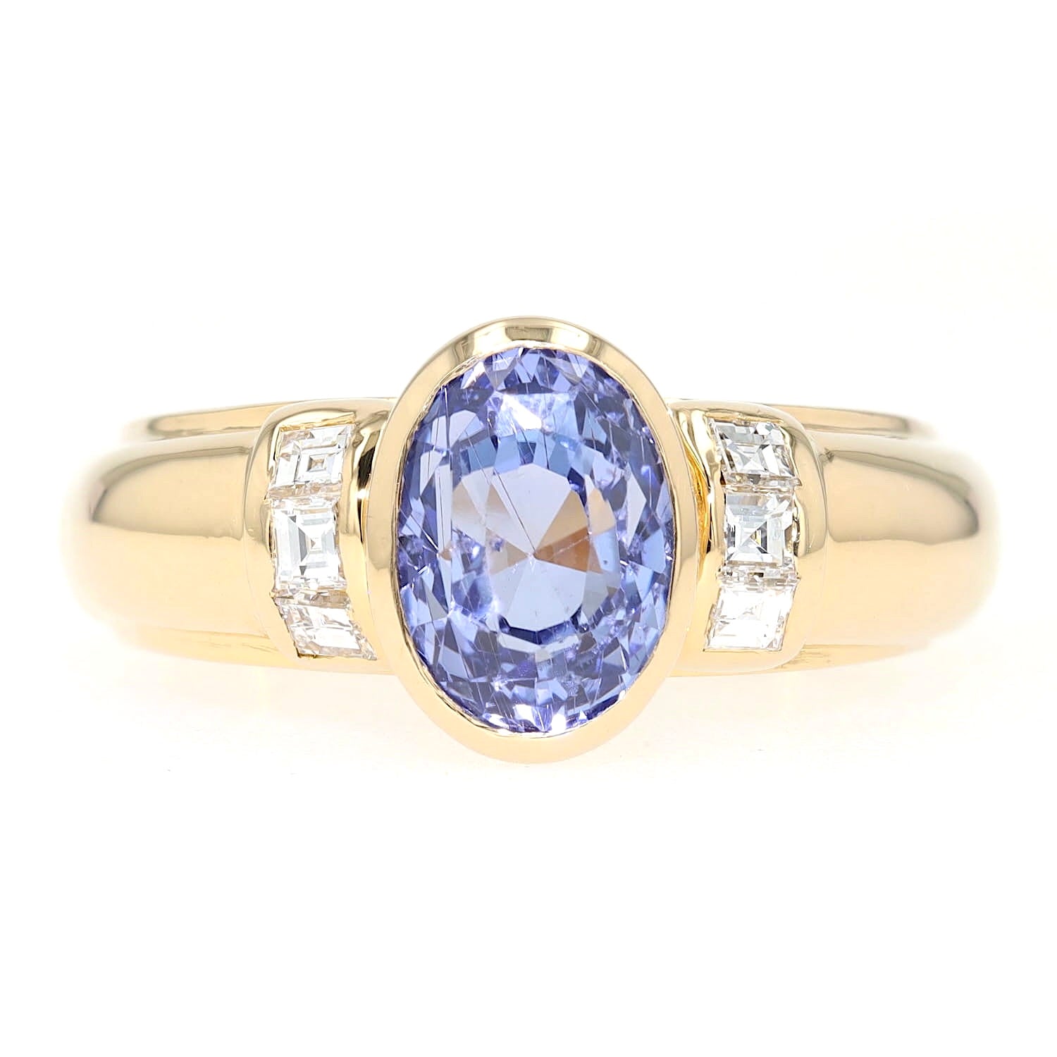 Ring in 750er Gelbgold mit einem blauen Saphir und Diamanten, liegend frontal