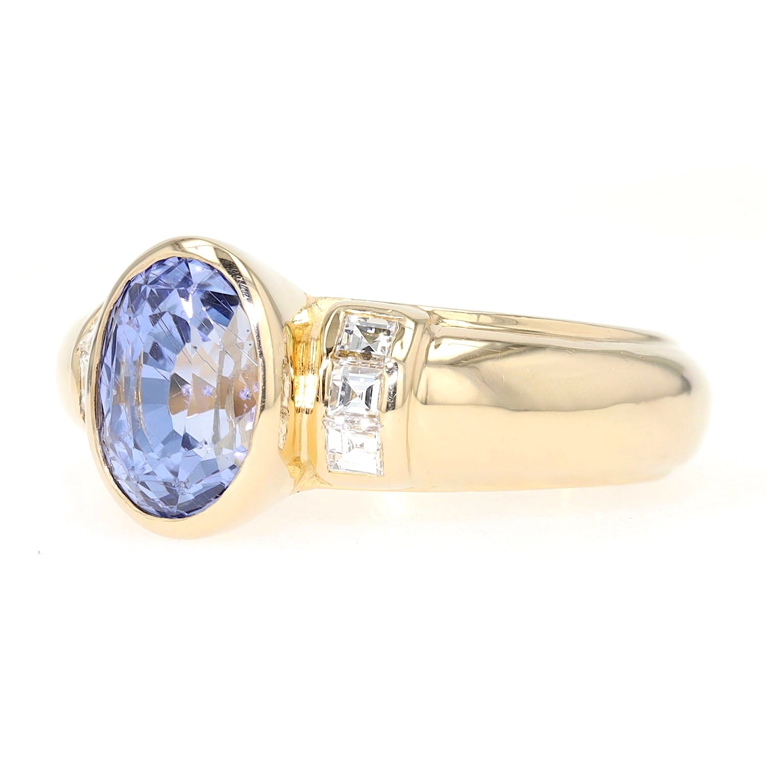 Ring in 750er Gelbgold mit einem blauen Saphir und Diamanten, liegend links gedreht