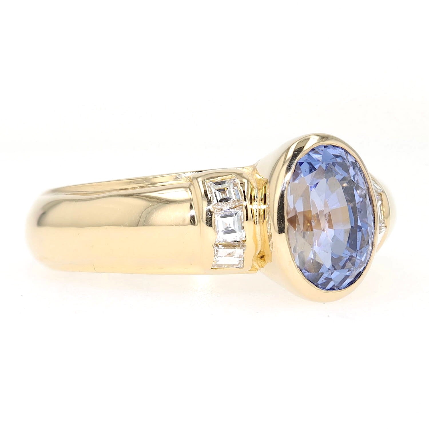 Ring in 750er Gelbgold mit einem blauen Saphir und Diamanten, liegend rechts gedreht