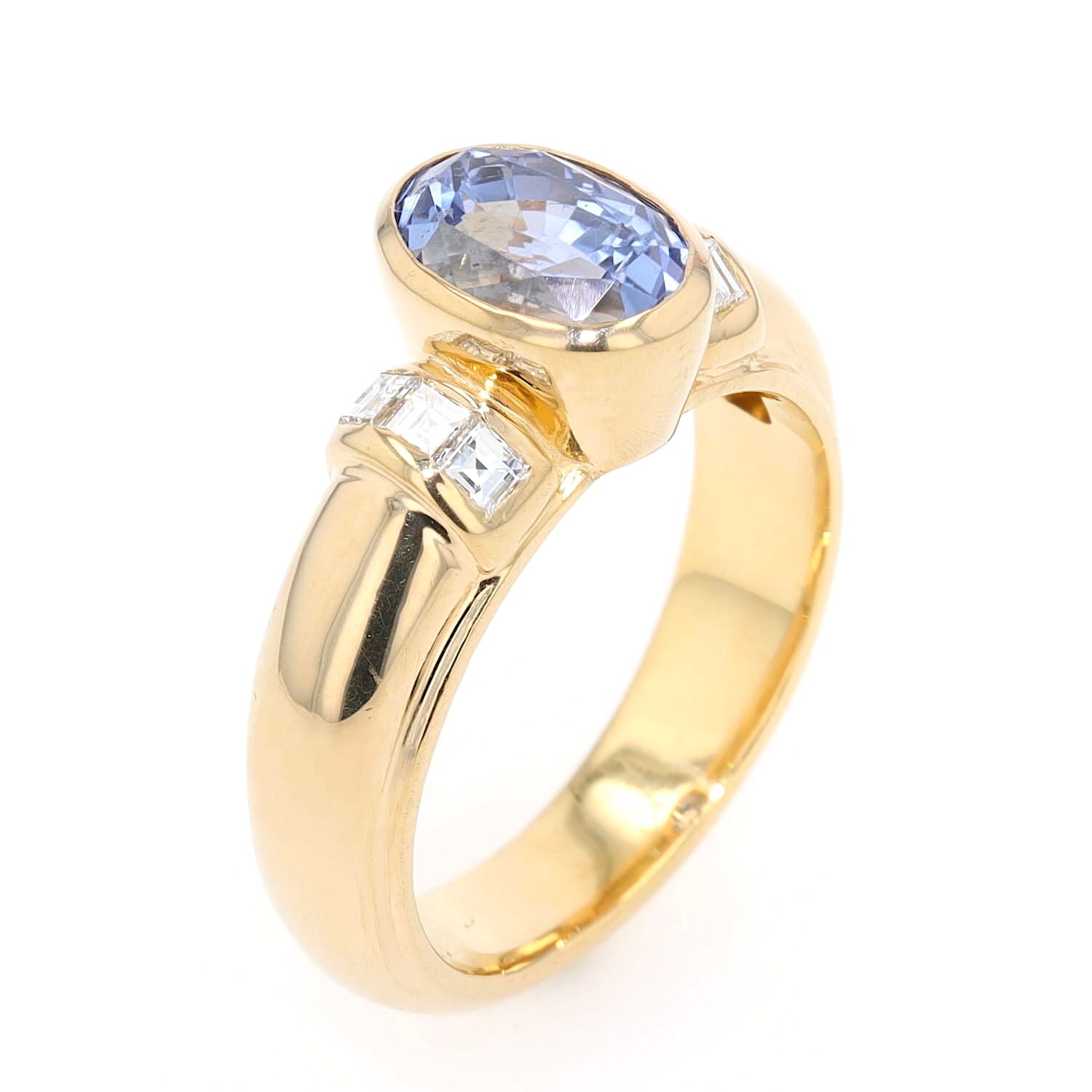 Ring in 750er Gelbgold mit einem blauen Saphir und Diamanten, stehend