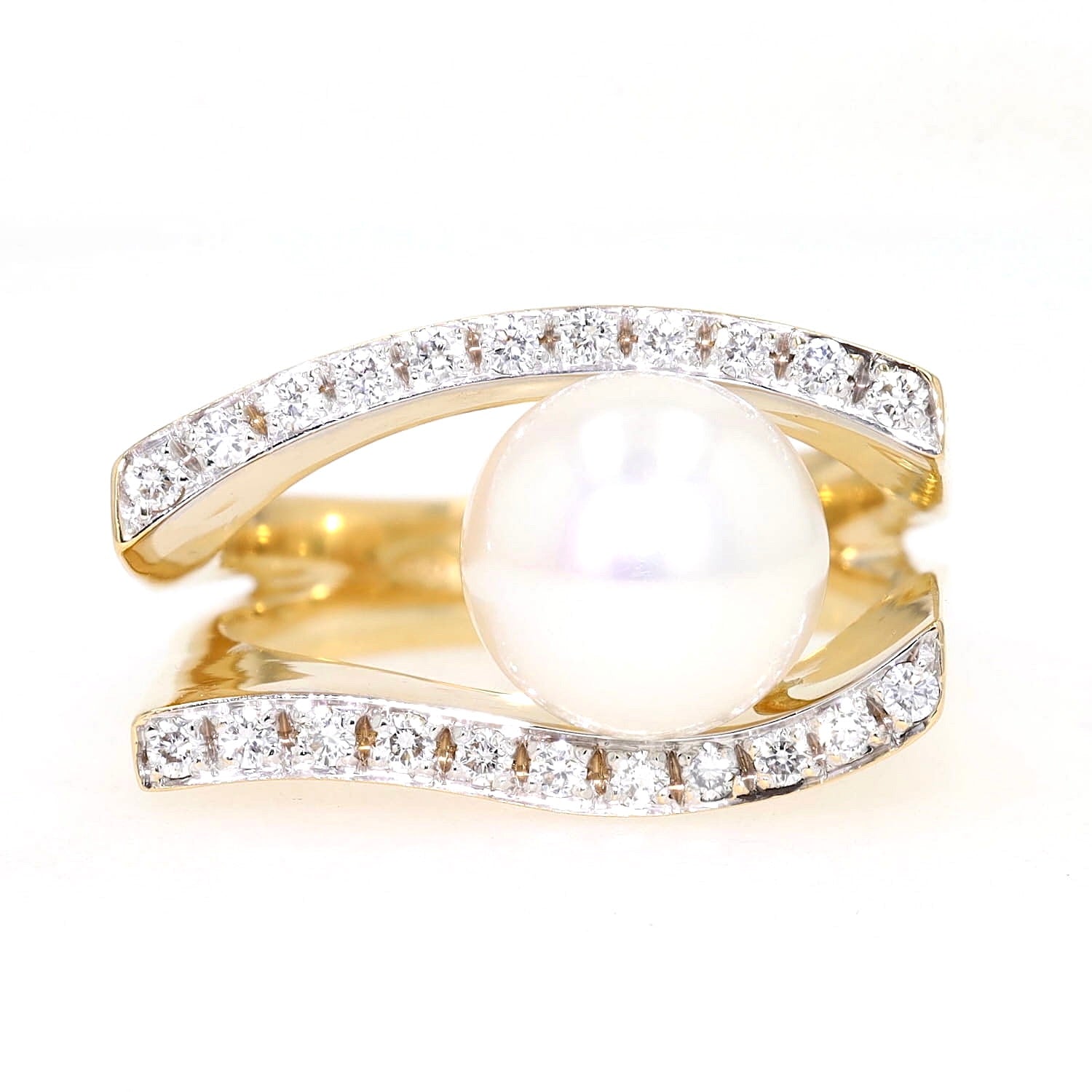 Ring in 750er Gelbgold mit einer Südsee-Zuchtperle und Brillanten, liegend frontal