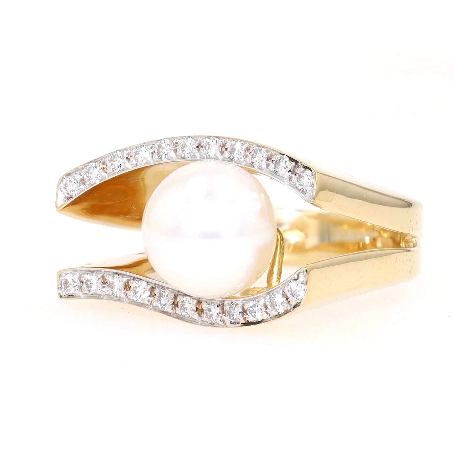 Ring in 750er Gelbgold mit einer Südsee-Zuchtperle und Brillanten, liegend links gedreht