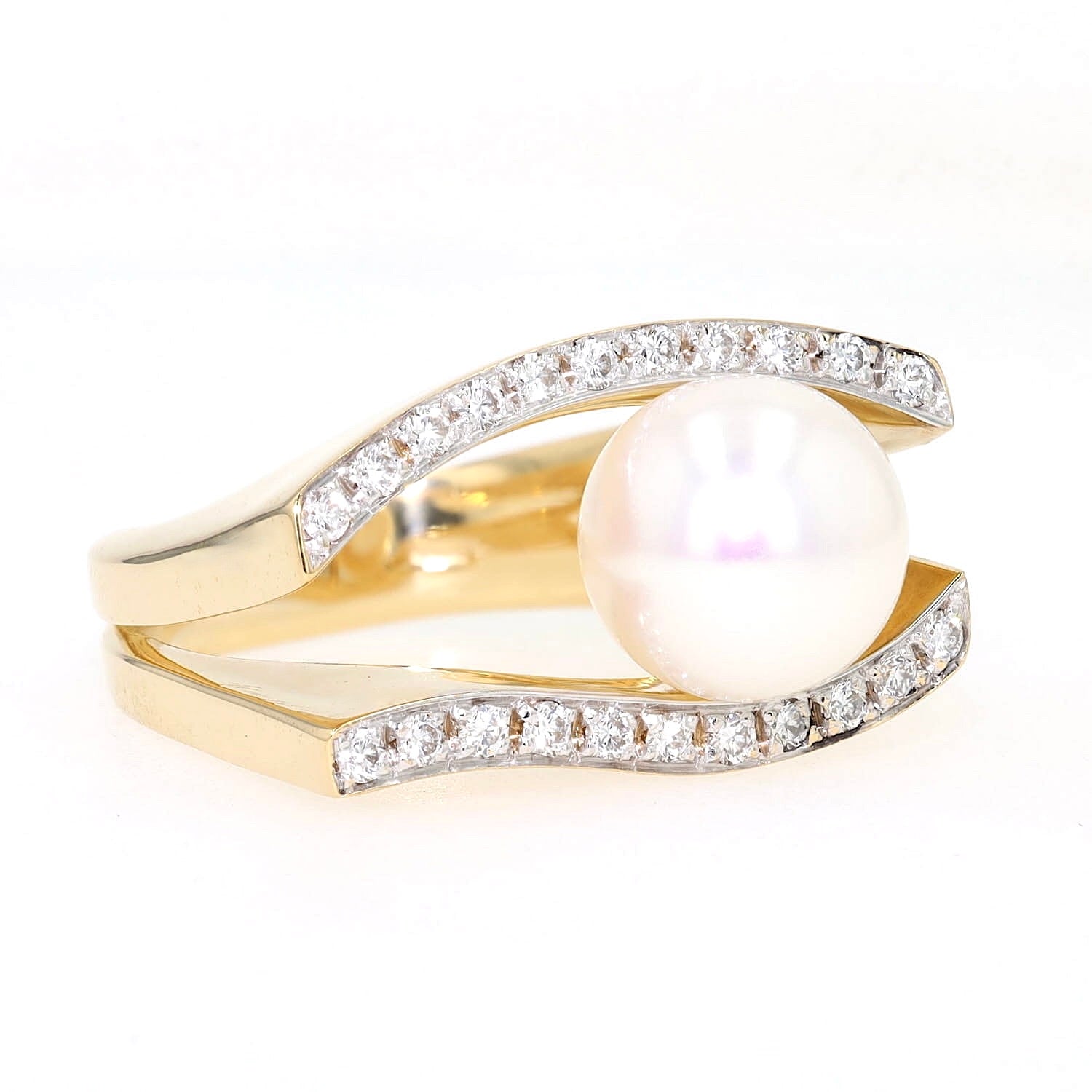 Ring in 750er Gelbgold mit einer Südsee-Zuchtperle und Brillanten, liegend rechts gedreht