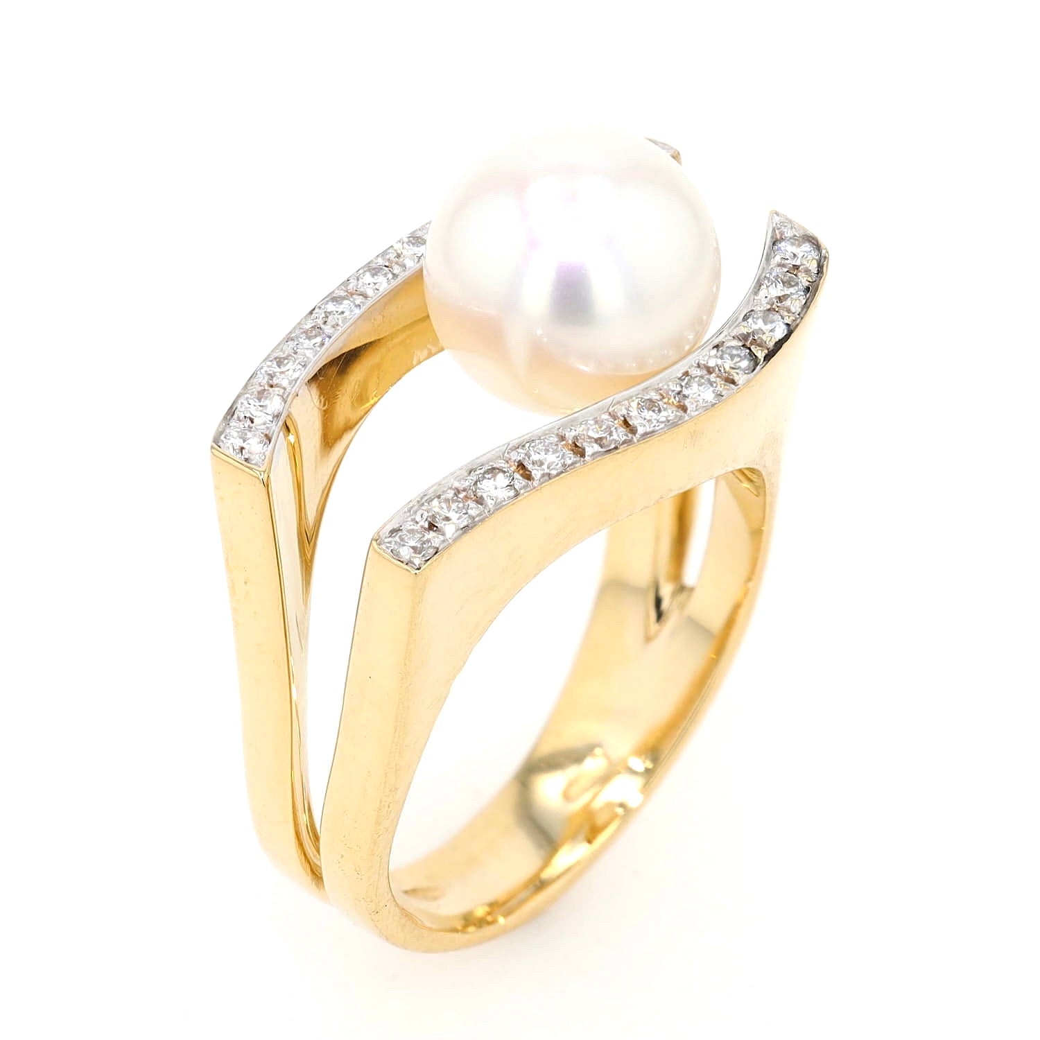 Ring in 750er Gelbgold mit einer Südsee-Zuchtperle und Brillanten, stehend