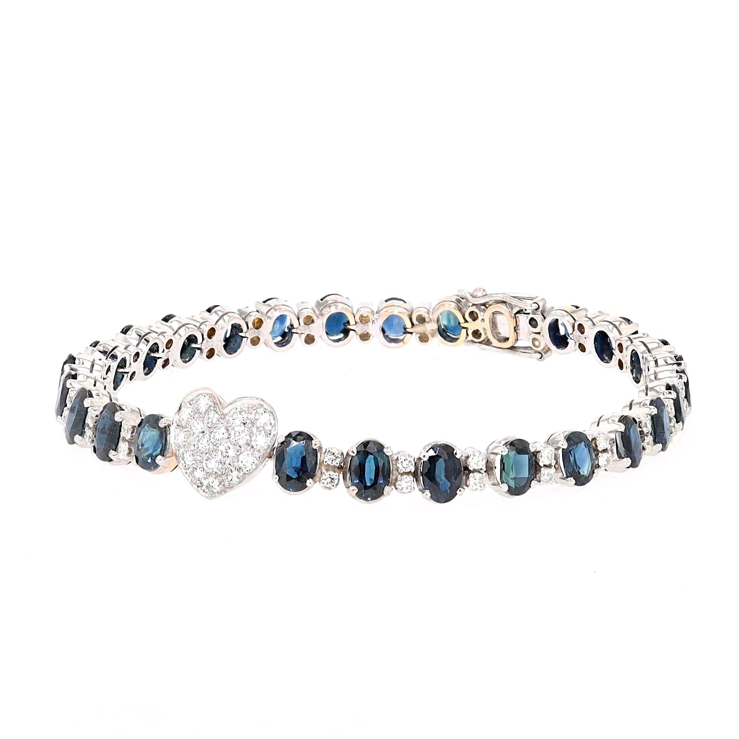 Armband in 750er und 585er Weißgold mit insgesamt ca. 1,3 ct Brillanten und ca. 10,5 ct. blauen Saphiren, liegend geschlossen leicht links gedreht