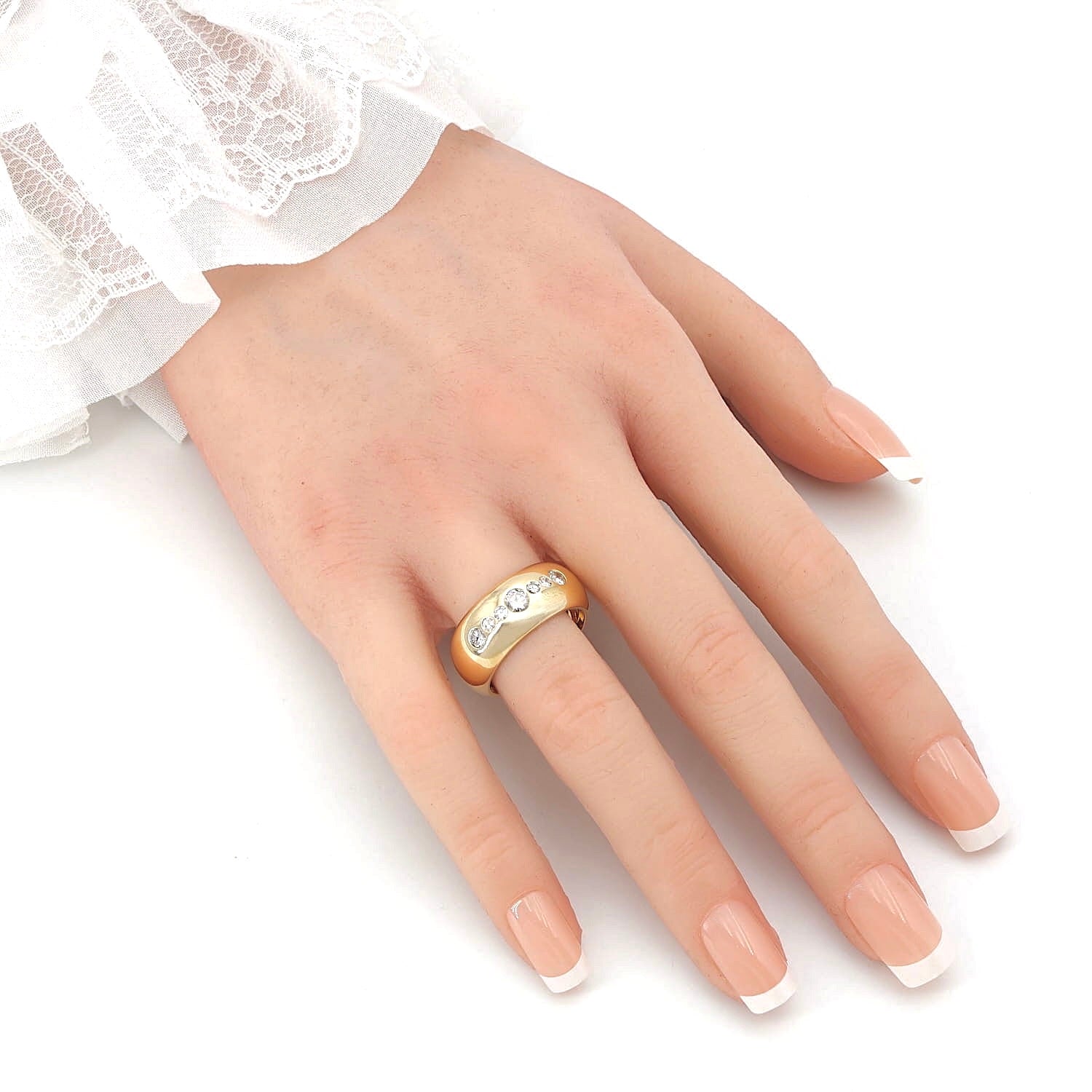 Bandring in 750er Gelbgold mit Brillanten und Diamanten, insgesamt ca. 0,60 ct, an einer künstlichen Hand