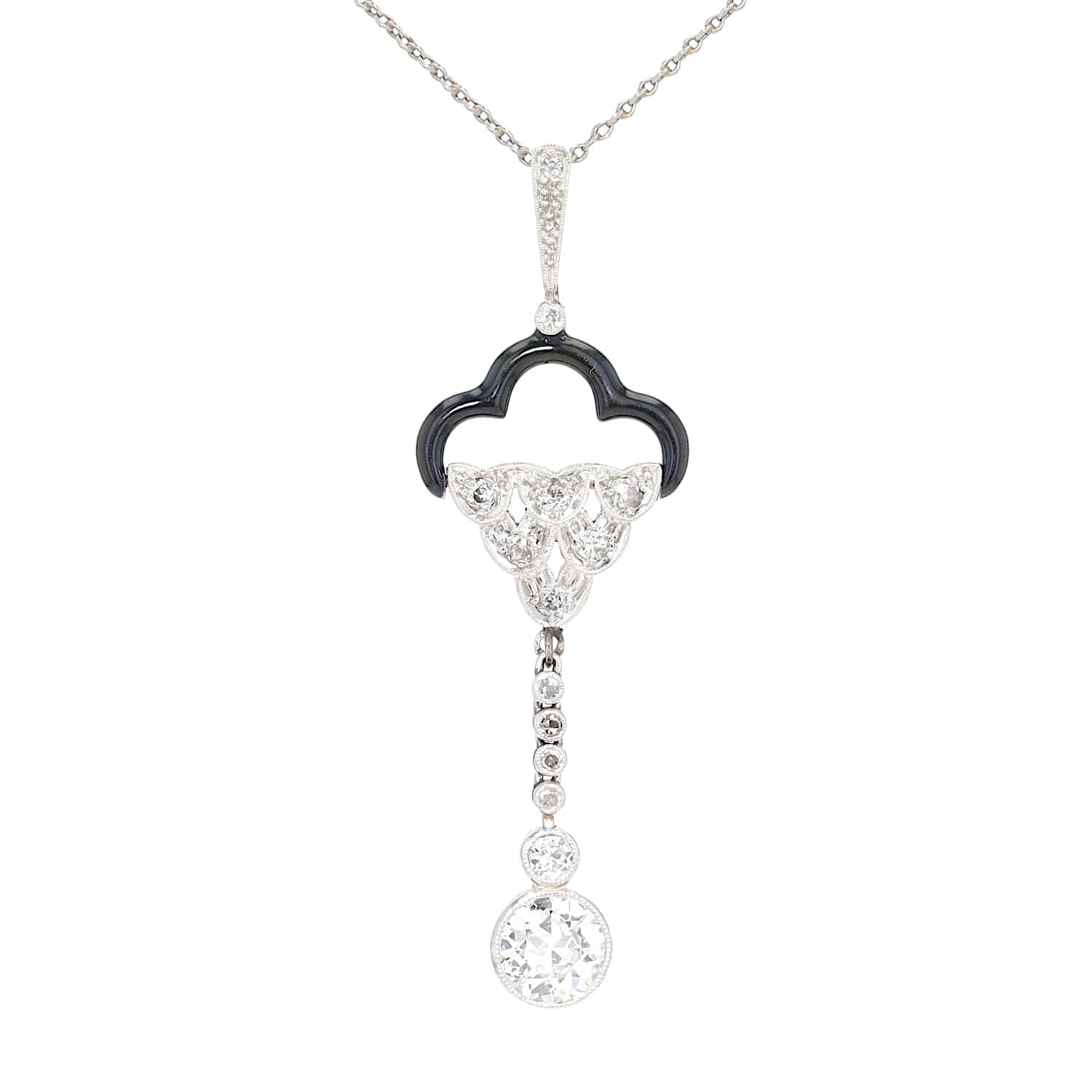 Belle Époque Kette und Anhänger in Platin mit ca. 0,90 ct Diamanten und schwarzer Emaille, hängend frontal