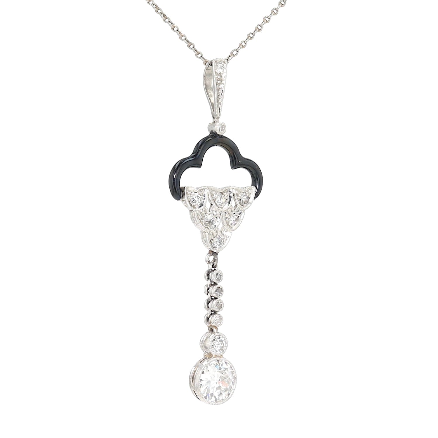Belle Époque Kette und Anhänger in Platin mit ca. 0,90 ct Diamanten und schwarzer Emaille, hängend rechts gedreht