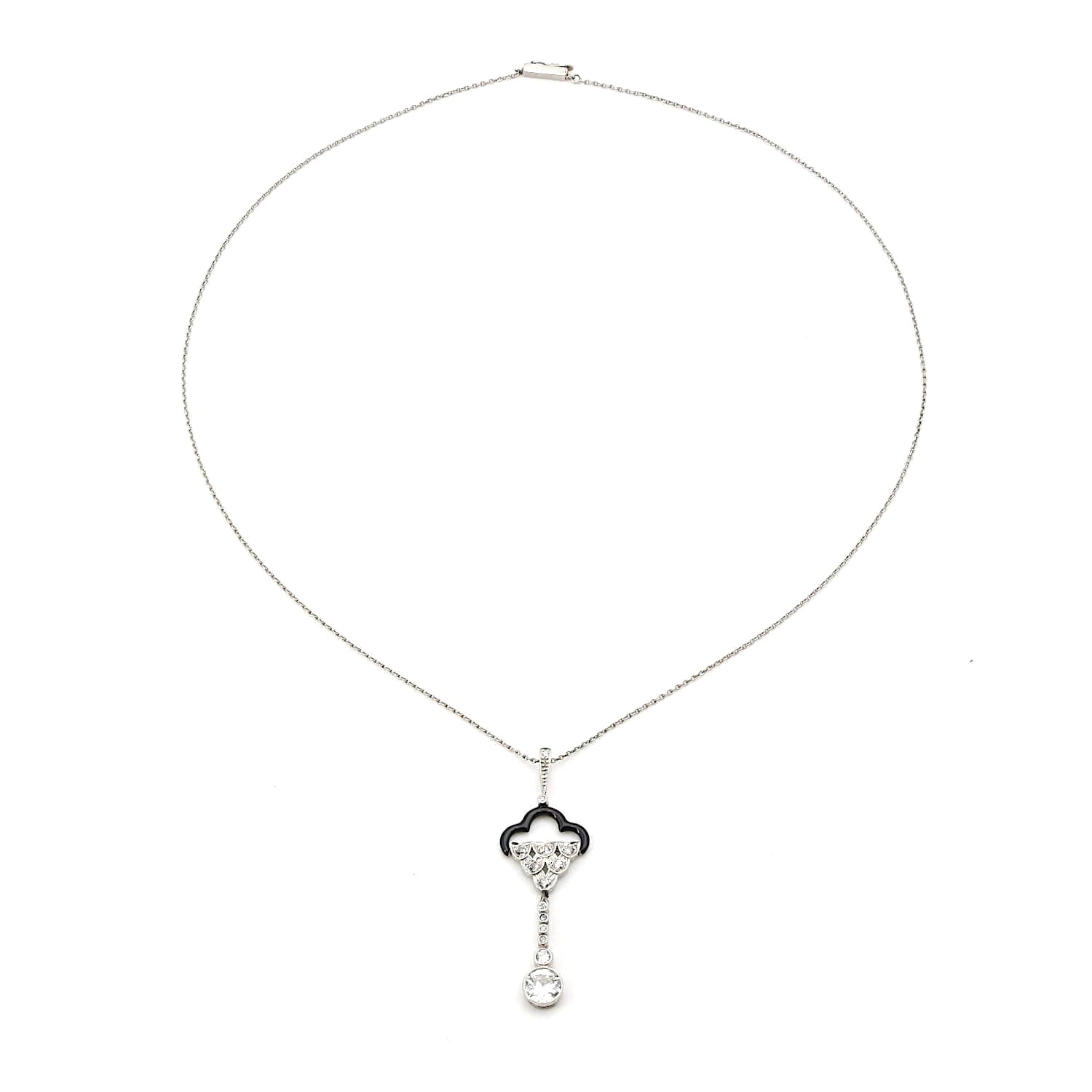 Belle Époque Kette und Anhänger in Platin mit ca. 0,90 ct Diamanten und schwarzer Emaille, liegend Draufsicht