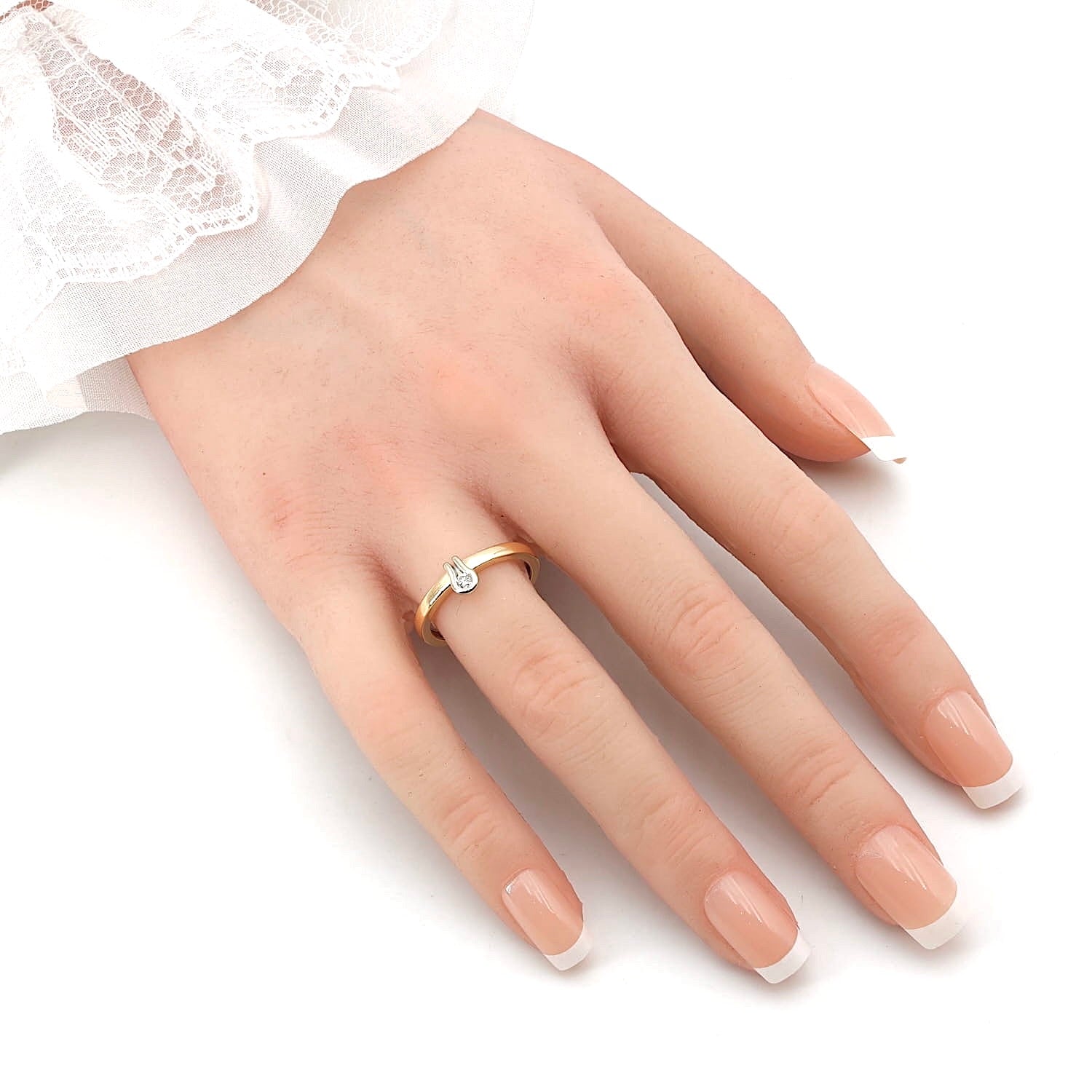 Ring 585er Gelbgold mit einem Brillanten, an der Hand