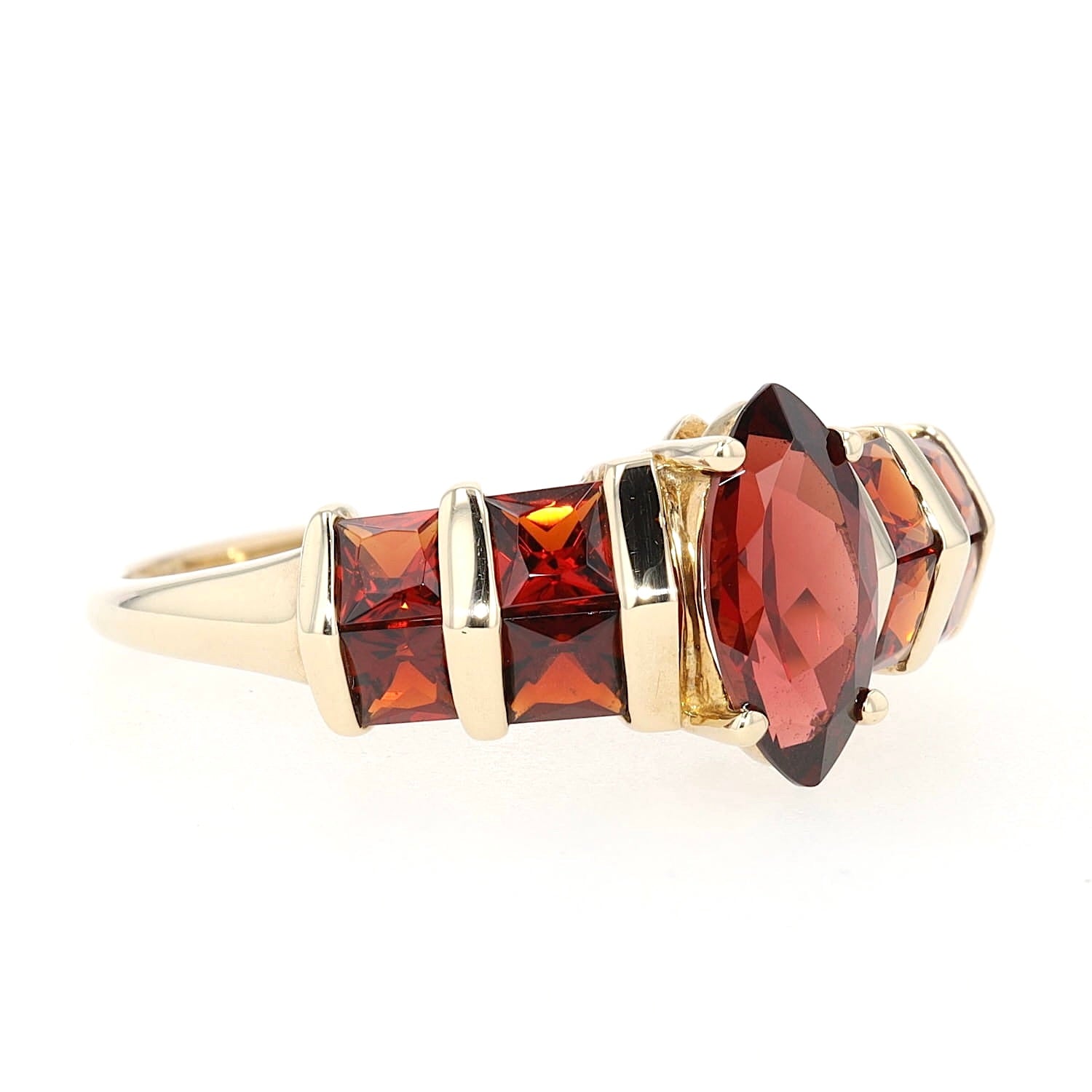 Ring in 333er Gelbgold mit Granaten, liegend rechts gedreht