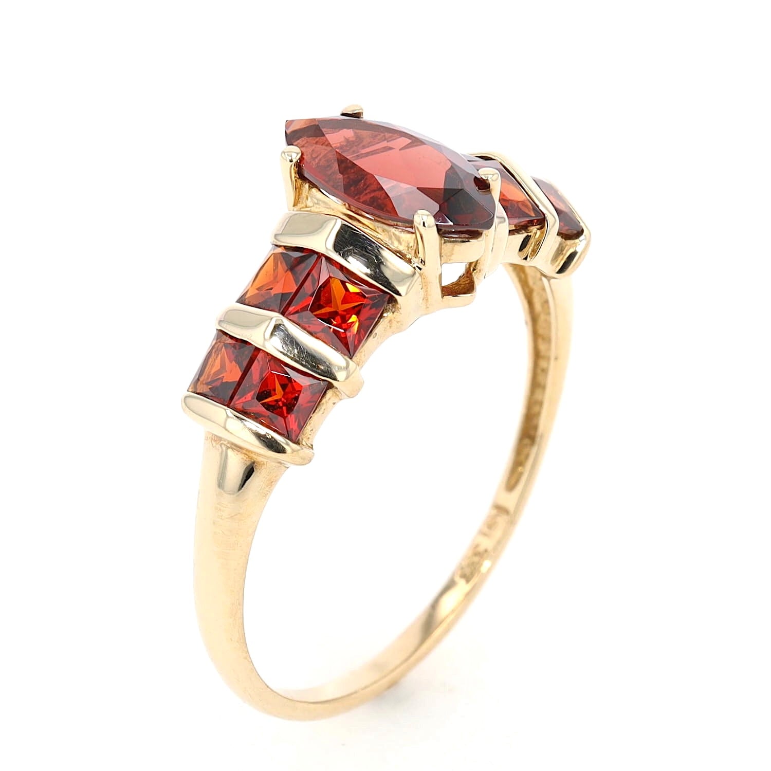 Ring in 333er Gelbgold mit Granaten, stehend