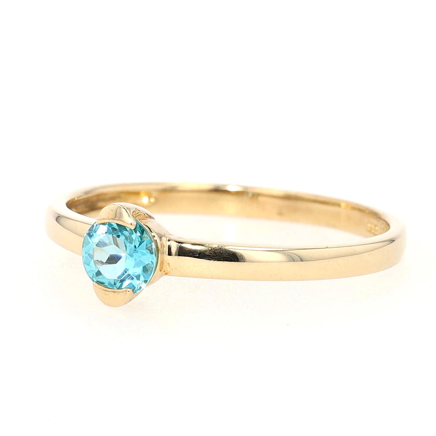 Ring in 333er Gelbgold mit einem Apatit, liegend links gedreht