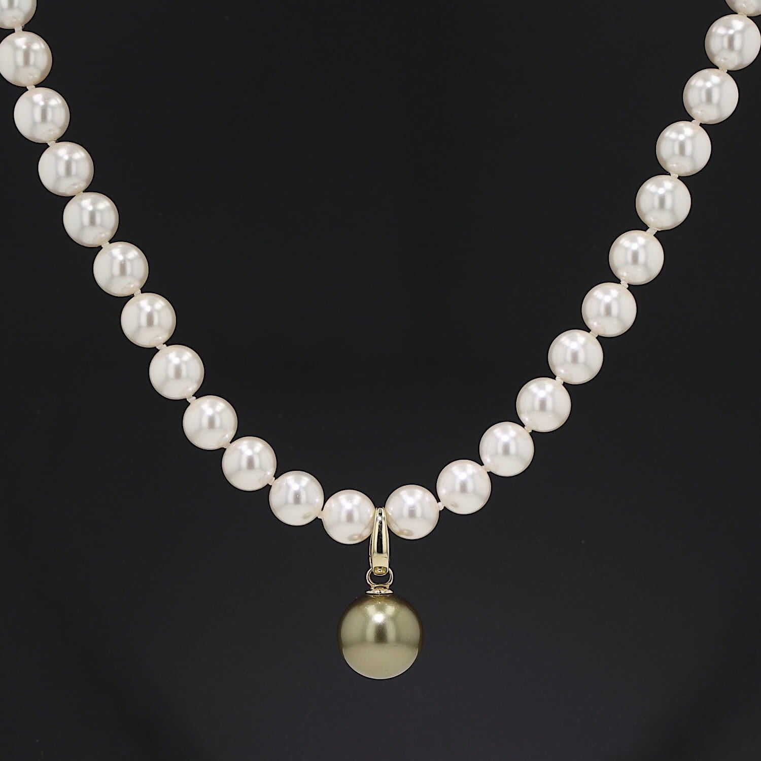 Kette mit Perlenimitationen und 585er Gelbgold, hängend frontal auf schwarzen Hintergrund