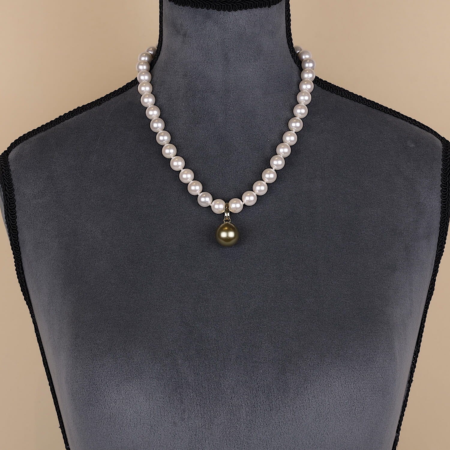 Kette mit Perlenimitationen und 585er Gelbgold, an der Büste