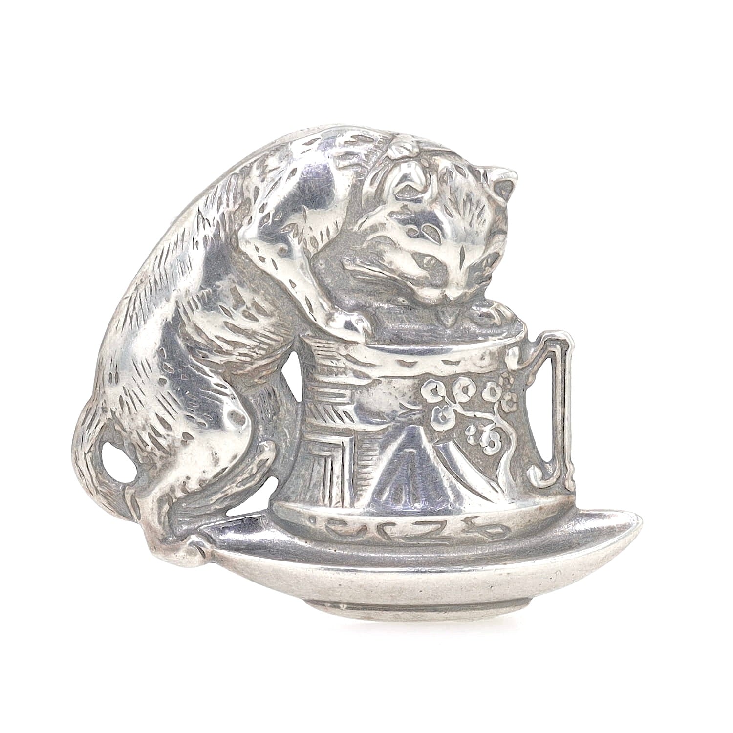 Brosche in 925er Silber mit einer trinkenden Katze, stehend frontal