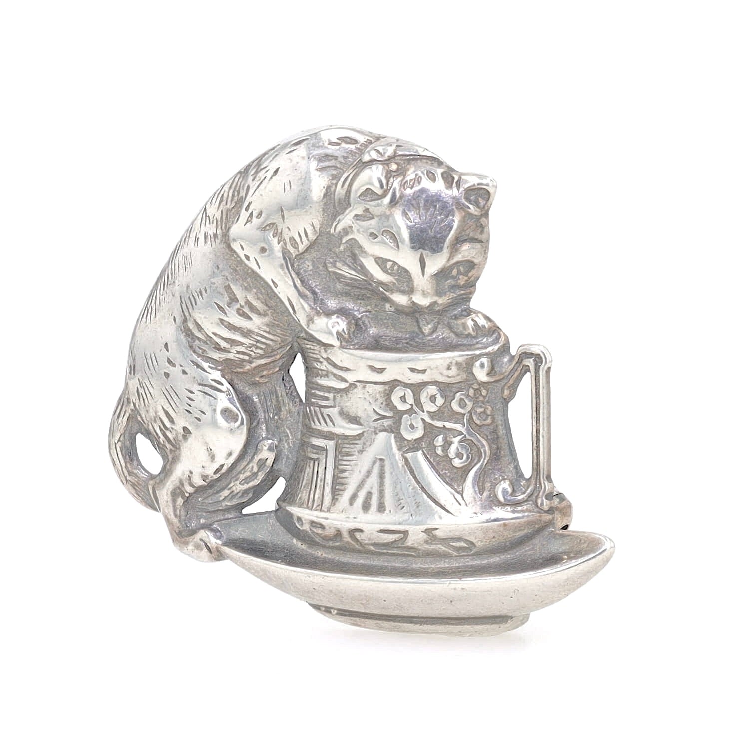 Brosche in 925er Silber mit einer trinkenden Katze, stehend inks gedreht