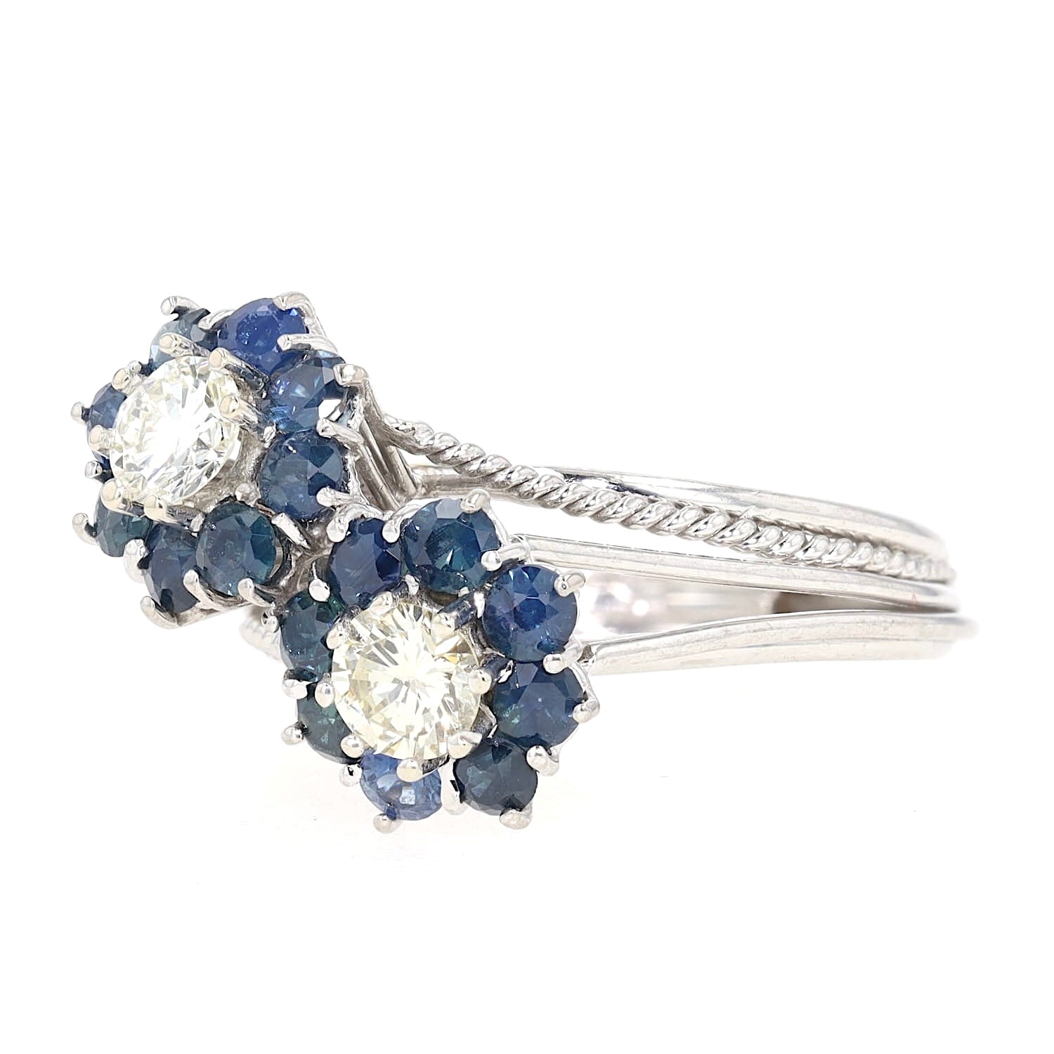 Vintage Ring in 750er Weißgold mit Brillanten und blauen Saphiren, liegend links gedreht