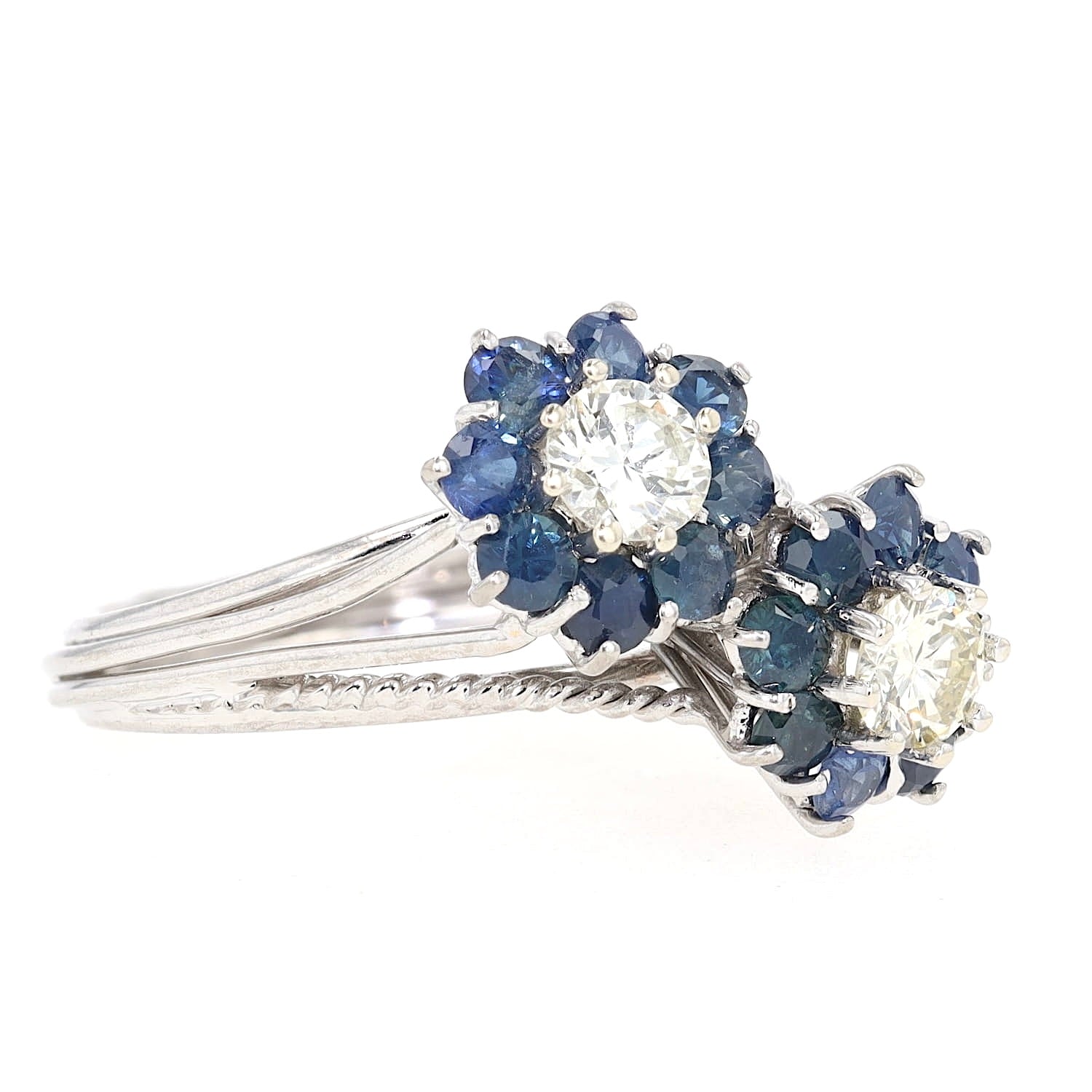 Vintage Ring in 750er Weißgold mit Brillanten und blauen Saphiren, liegend rechts gedreht