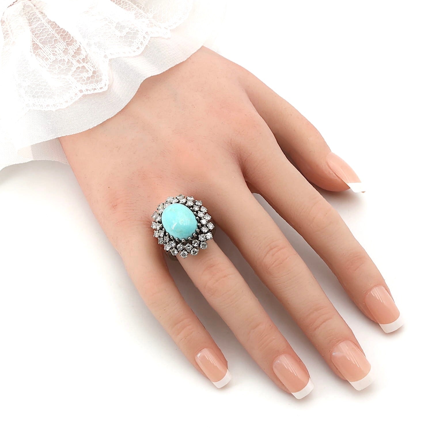 Vintage Ring in 750er Weißgold mit einem großen Türkis und insgesamt ca. 2 ct Brillanten, an der Hand