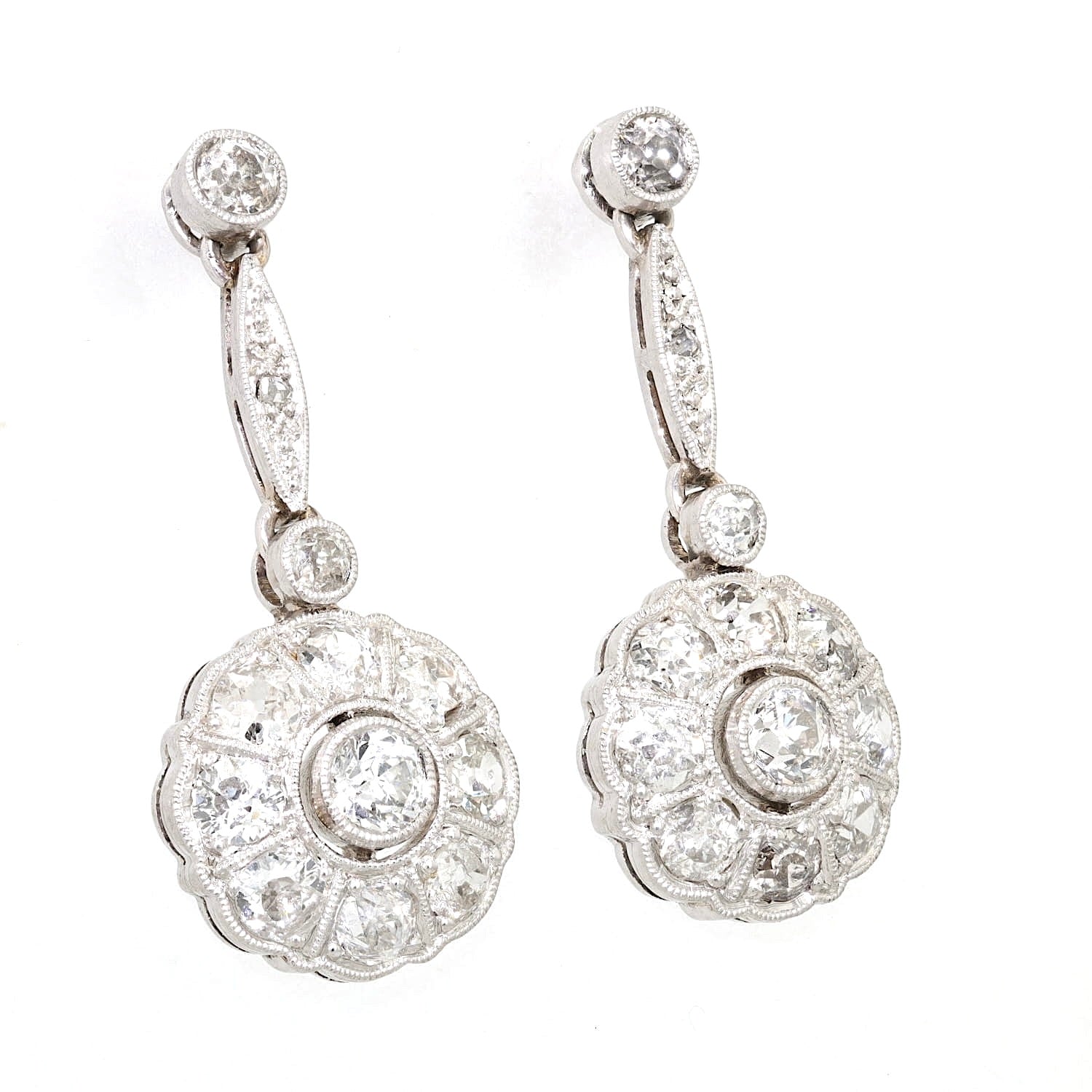 Art Deco Ohrringe in 585/750er Weißgold und Platin mit insgesamt ca. 1,8 ct Diamanten, hängend rechts gedreht