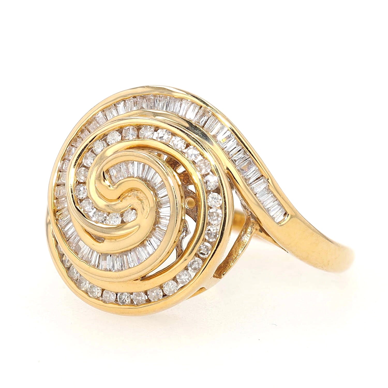 Ring in 585er Gelbgold mit insgesamt ca. 0,50 ct Diamanten, liegend links gedreht
