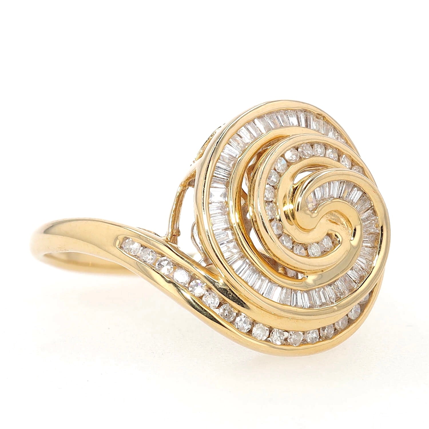 Ring in 585er Gelbgold mit insgesamt ca. 0,50 ct Diamanten, liegend rechts gedreht