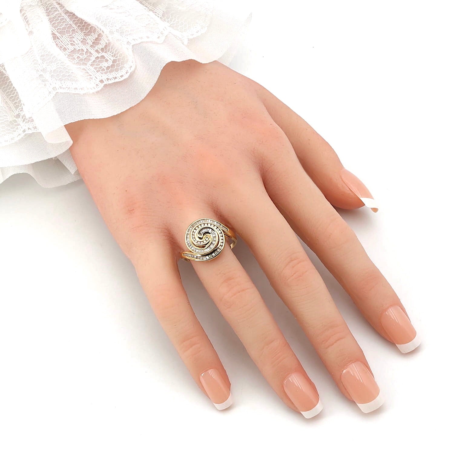 Ring in 585er Gelbgold mit insgesamt ca. 0,50 ct Diamanten, an der Hand