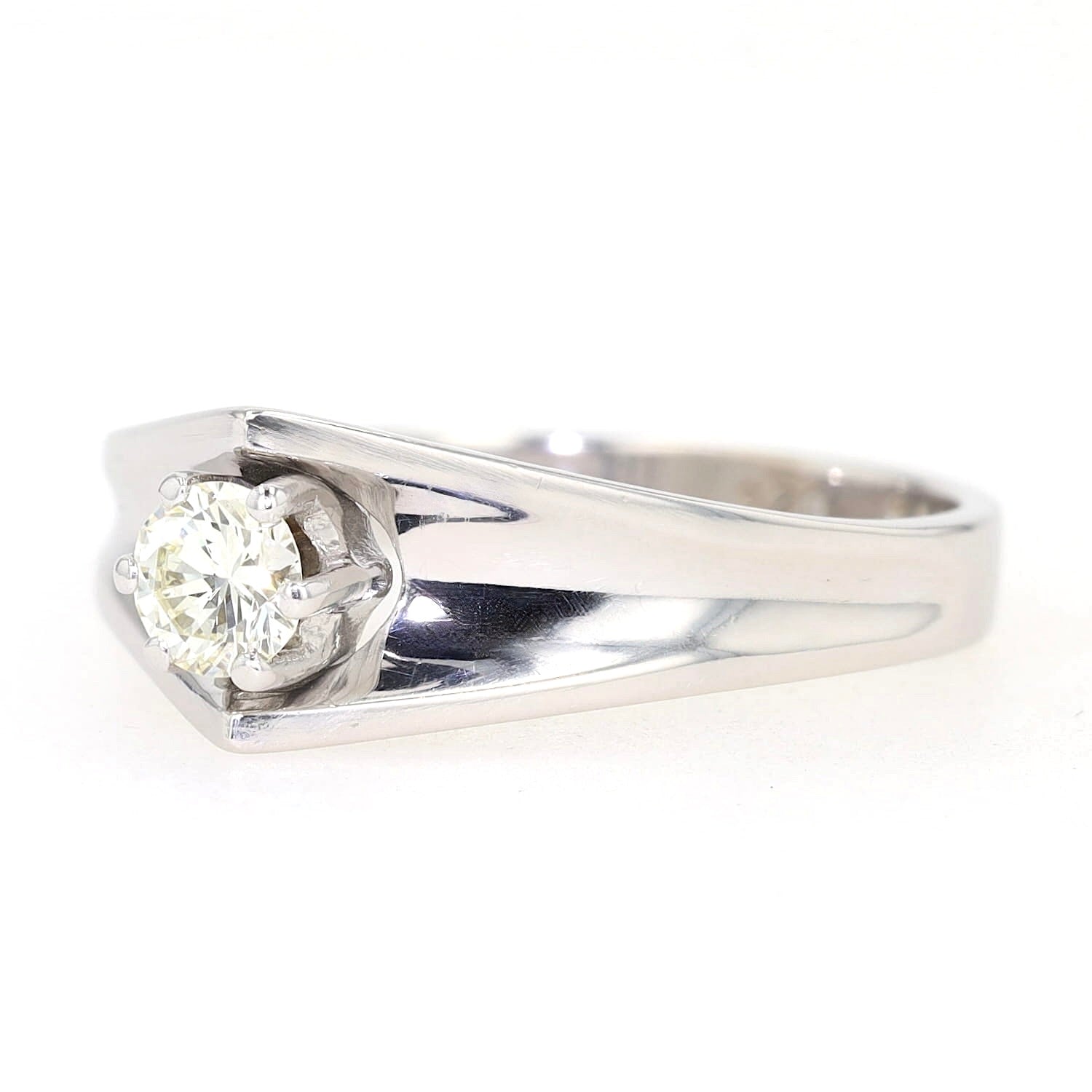 Ring in 585er Weißgold mit einem ca. 0,25 ct Brillanten, liegend links gedreht