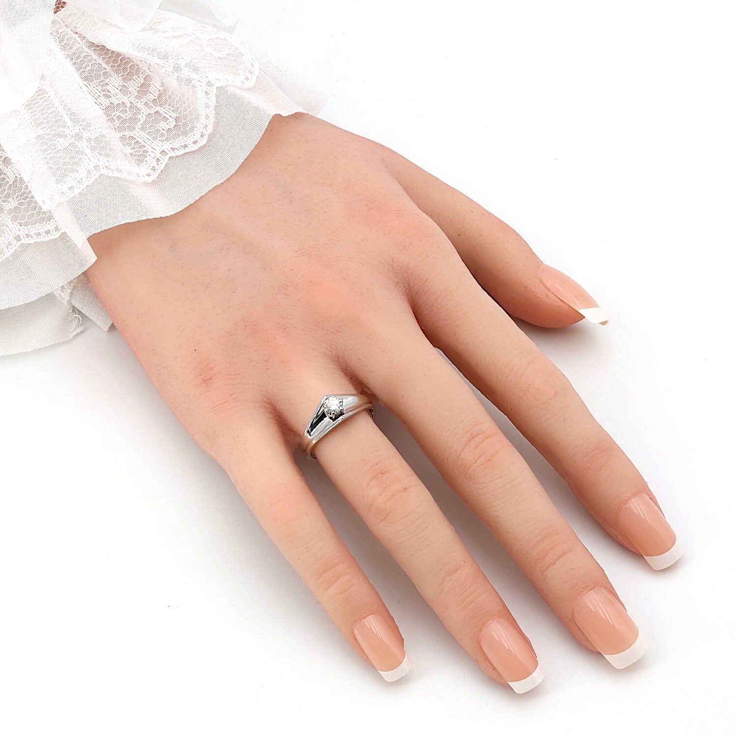 Ring in 585er Weißgold mit einem ca. 0,25 ct Brillanten, an der Hand