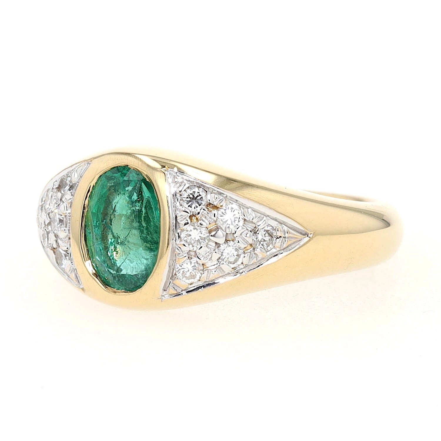 Ring in 750er Gelbgold mit einem Smaragd und Brillanten, liegend links gedreht