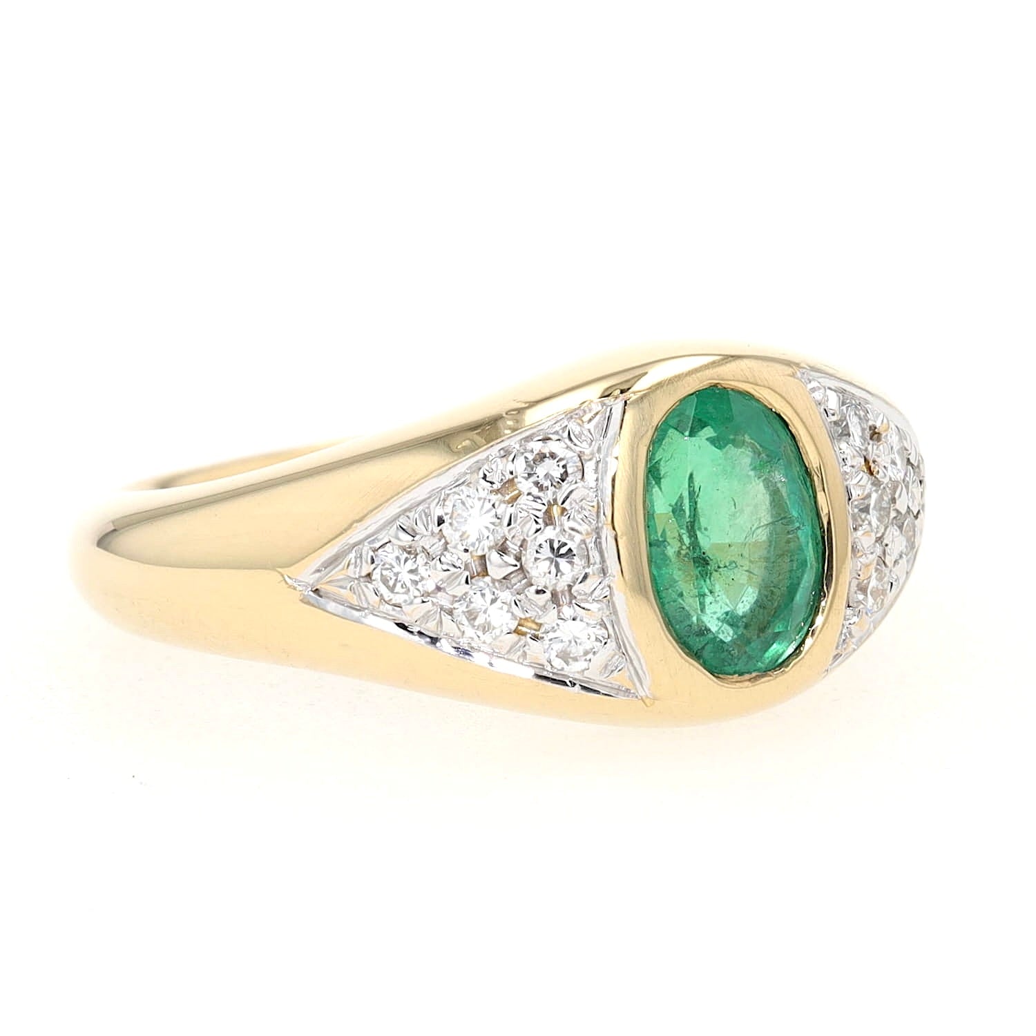 Ring in 750er Gelbgold mit einem Smaragd und Brillanten, liegend rechts gedreht