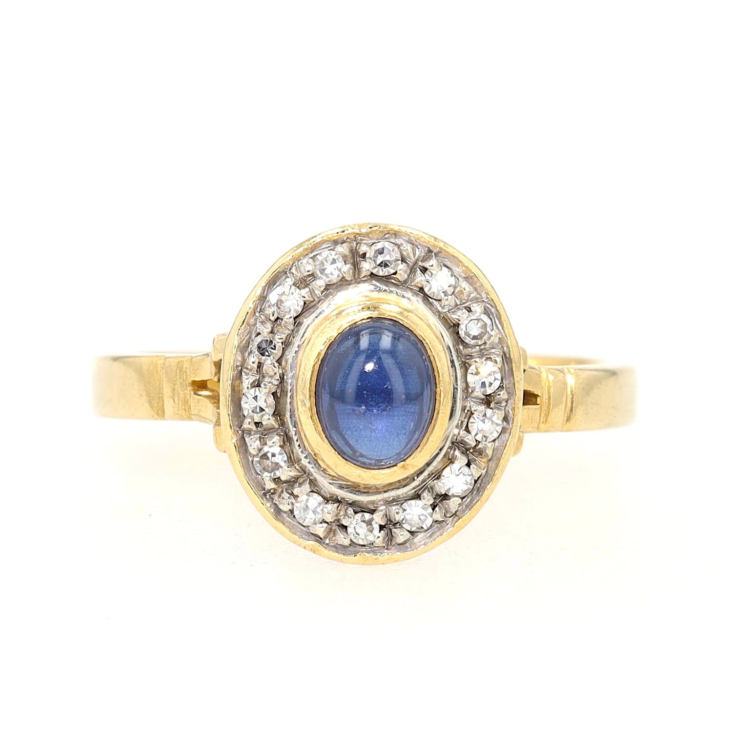 Ring in 750er Gelbgold mit einem blauen Saphir-Cabochon und Diamanten, liegend frontal