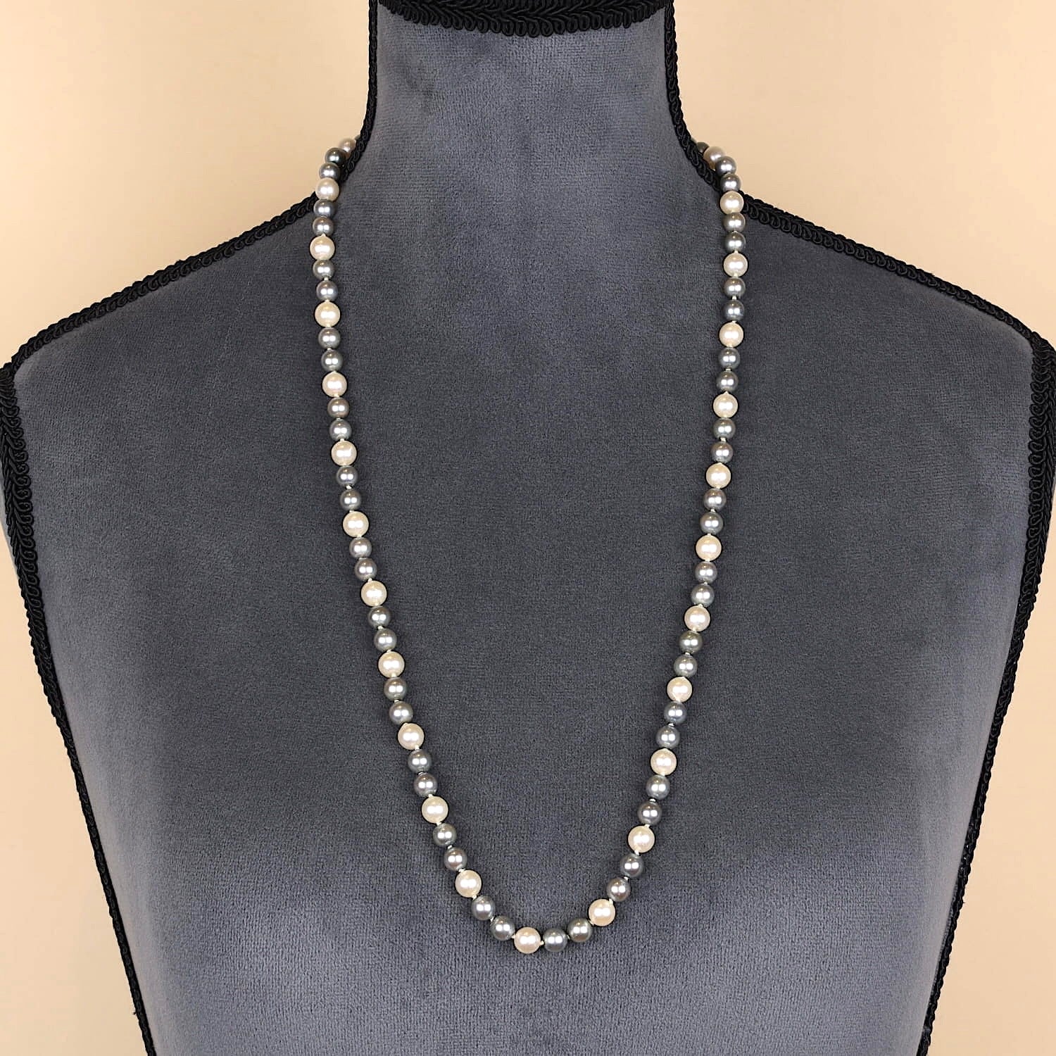 Zweifarbige Zuchtperlenkette mit einem 585er Weißgoldschloss und kleinen Diamanten , an der Büste