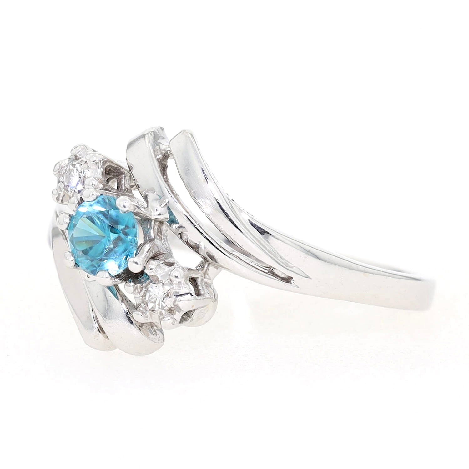 Ring in 585er Weißgold mit einem natürlichen blauen Zirkon und Diamanten, liegend links gedreht