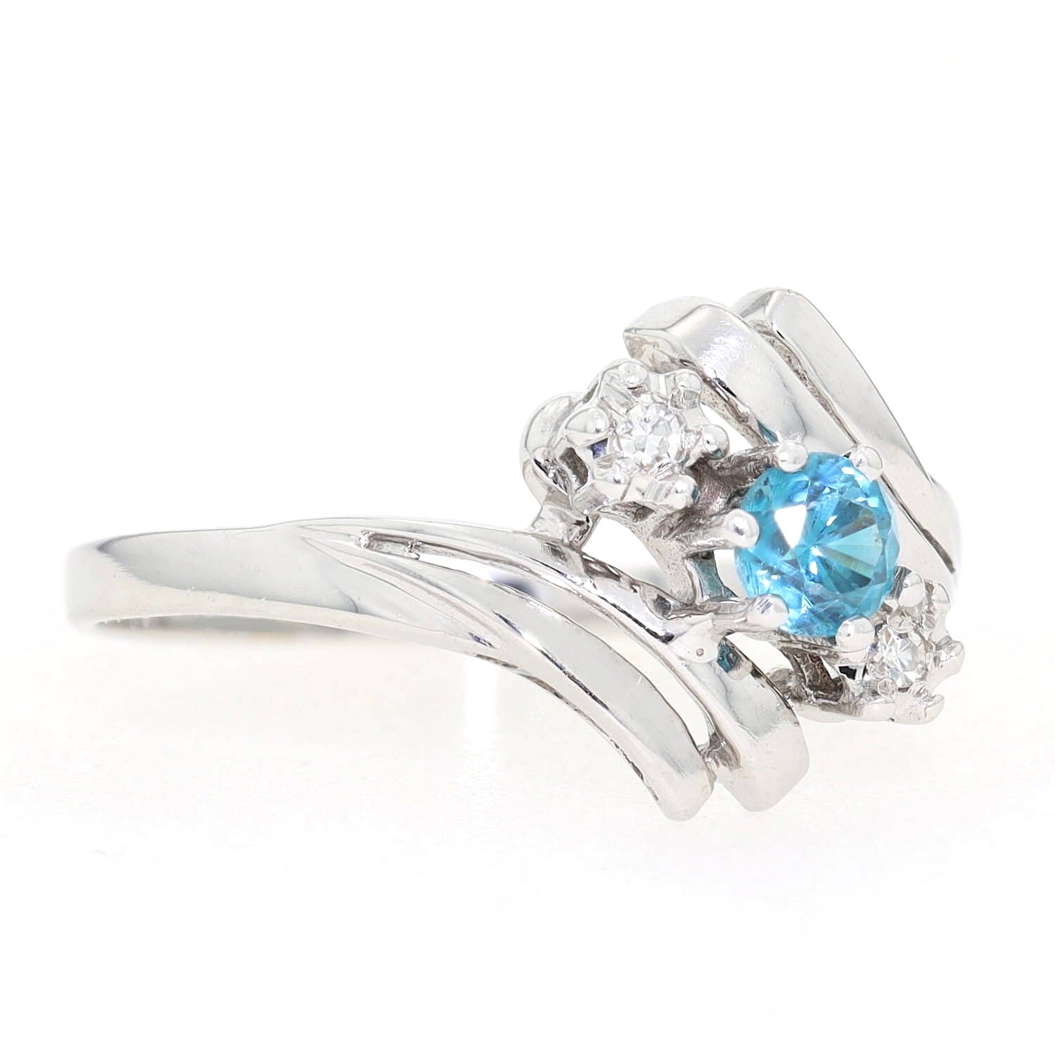 Ring in 585er Weißgold mit einem natürlichen blauen Zirkon und Diamanten, liegend rechts gedreht