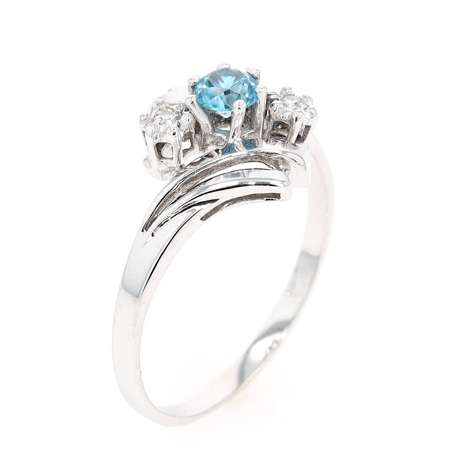 Ring in 585er Weißgold mit einem natürlichen blauen Zirkon und Diamanten, stehend