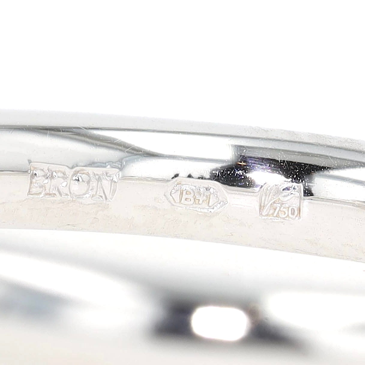 Catch Ring von Bron in 750er Weißgold mit einem Labradorit, liegend Punzen