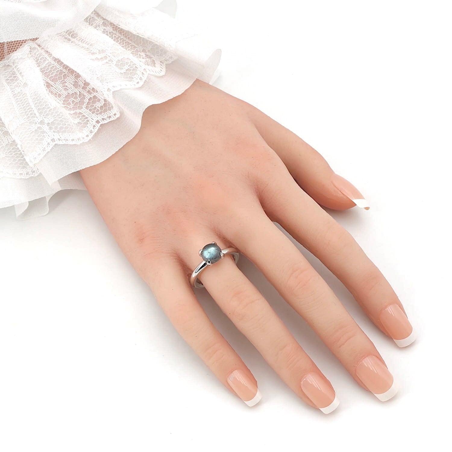 Catch Ring von Bron in 750er Weißgold mit einem Labradorit, an der Hand