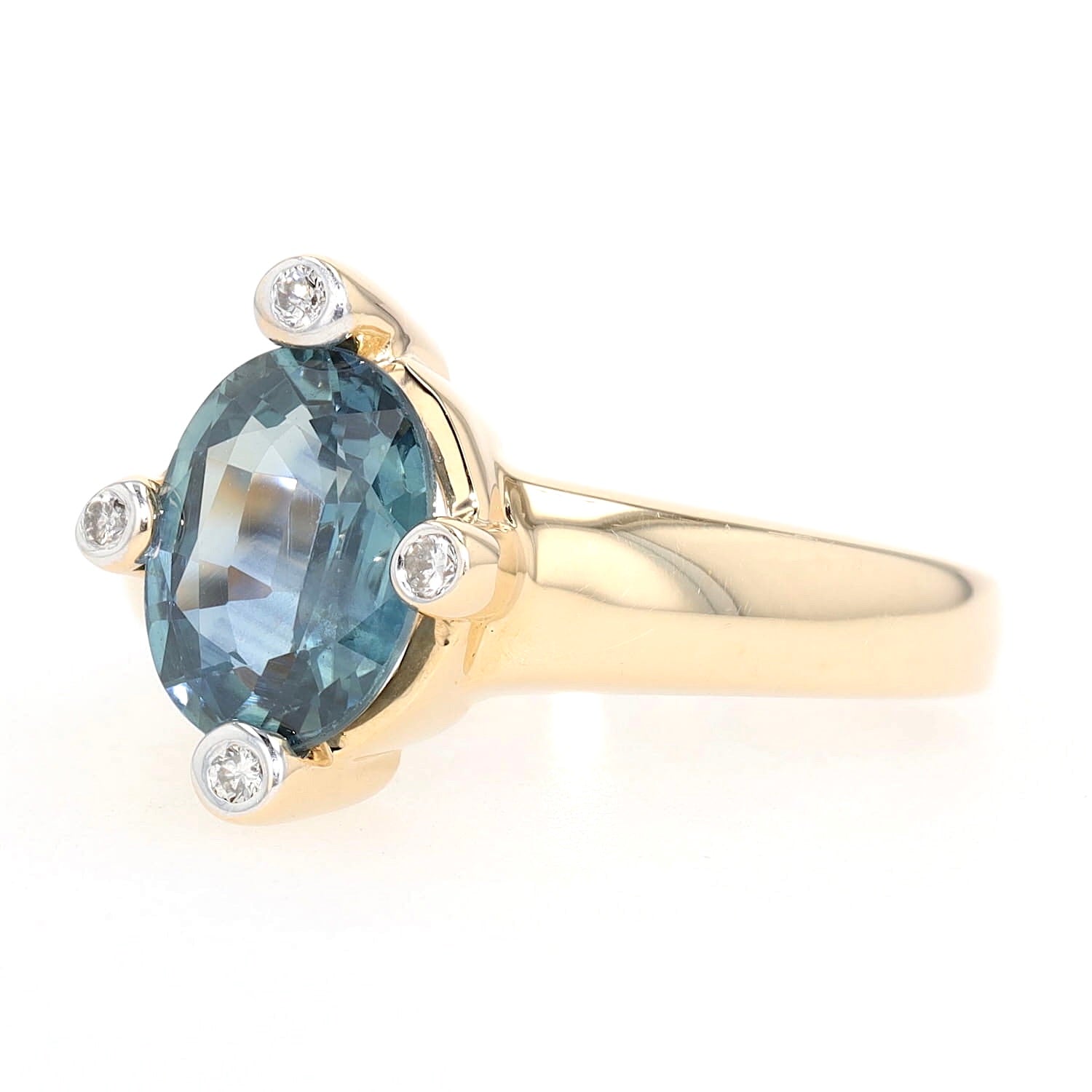 Ring in 585er Gelbgold mit einem blauen Saphir und Brillanten, liegend links gedreht