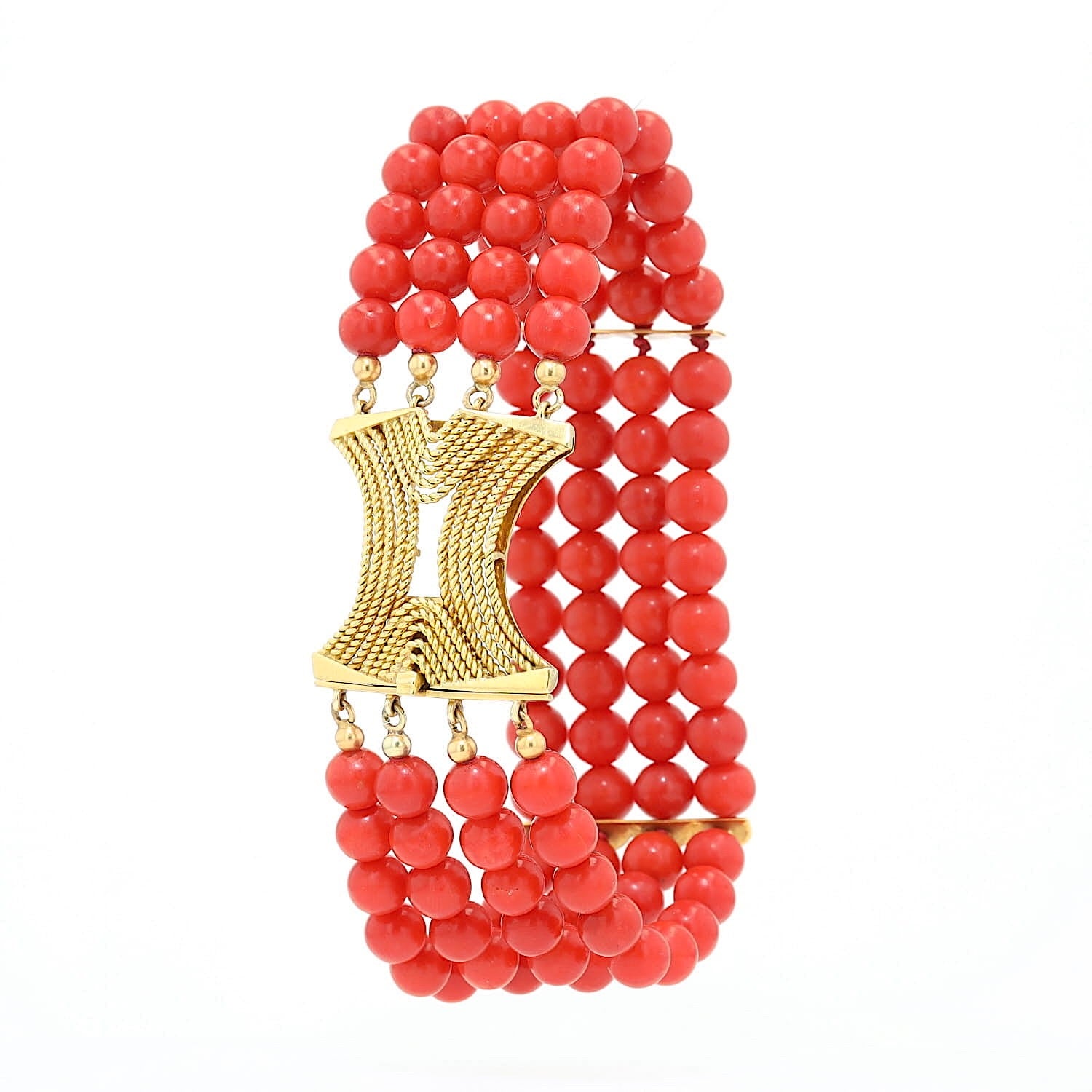 Vierreihiges Vintage Armband aus roten Korallen mit einem Verschluss aus 750er Gelbgoldauf, gestellt links gedreht