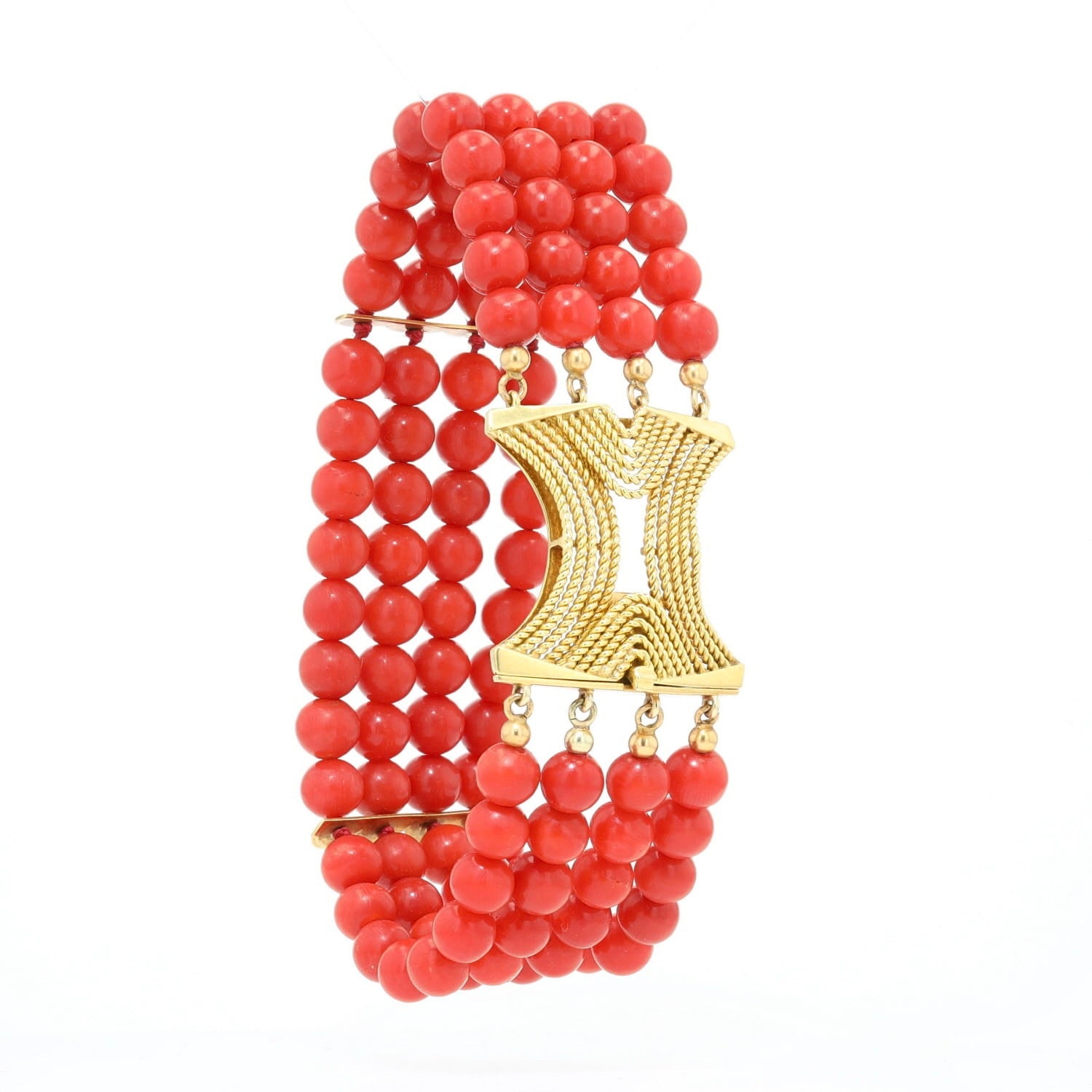 Vierreihiges Vintage Armband aus roten Korallen mit einem Verschluss aus 750er Gelbgold, aufgestellt rechts gedreht