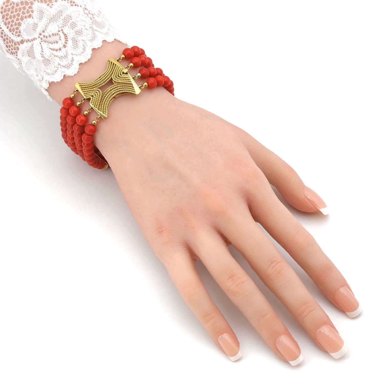 Vierreihiges Vintage Armband aus roten Korallen mit einem Verschluss aus 750er Gelbgold, am Arm