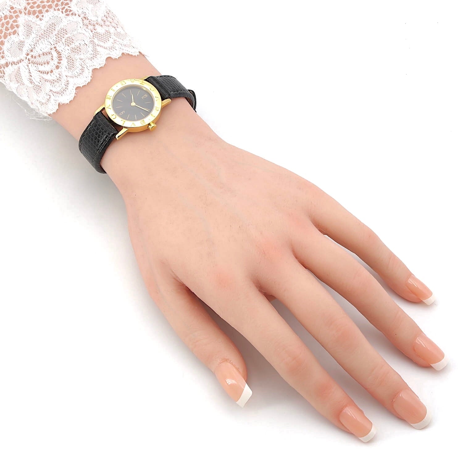 Armbanduhr von Bulgari in 750er Gelbgold mit einem Lederband, am künstlichen Handgelenk