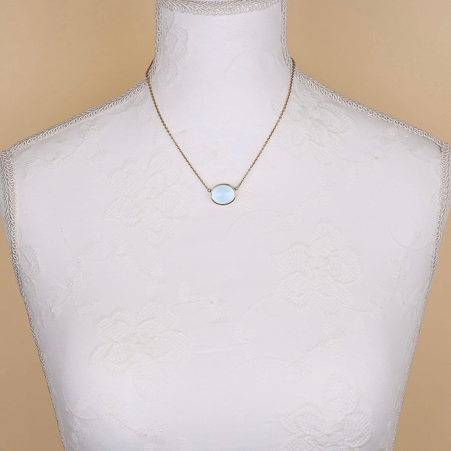 Collier in 750er Gelbgold mit einem Aquamarin-Cabochon, an der Büste