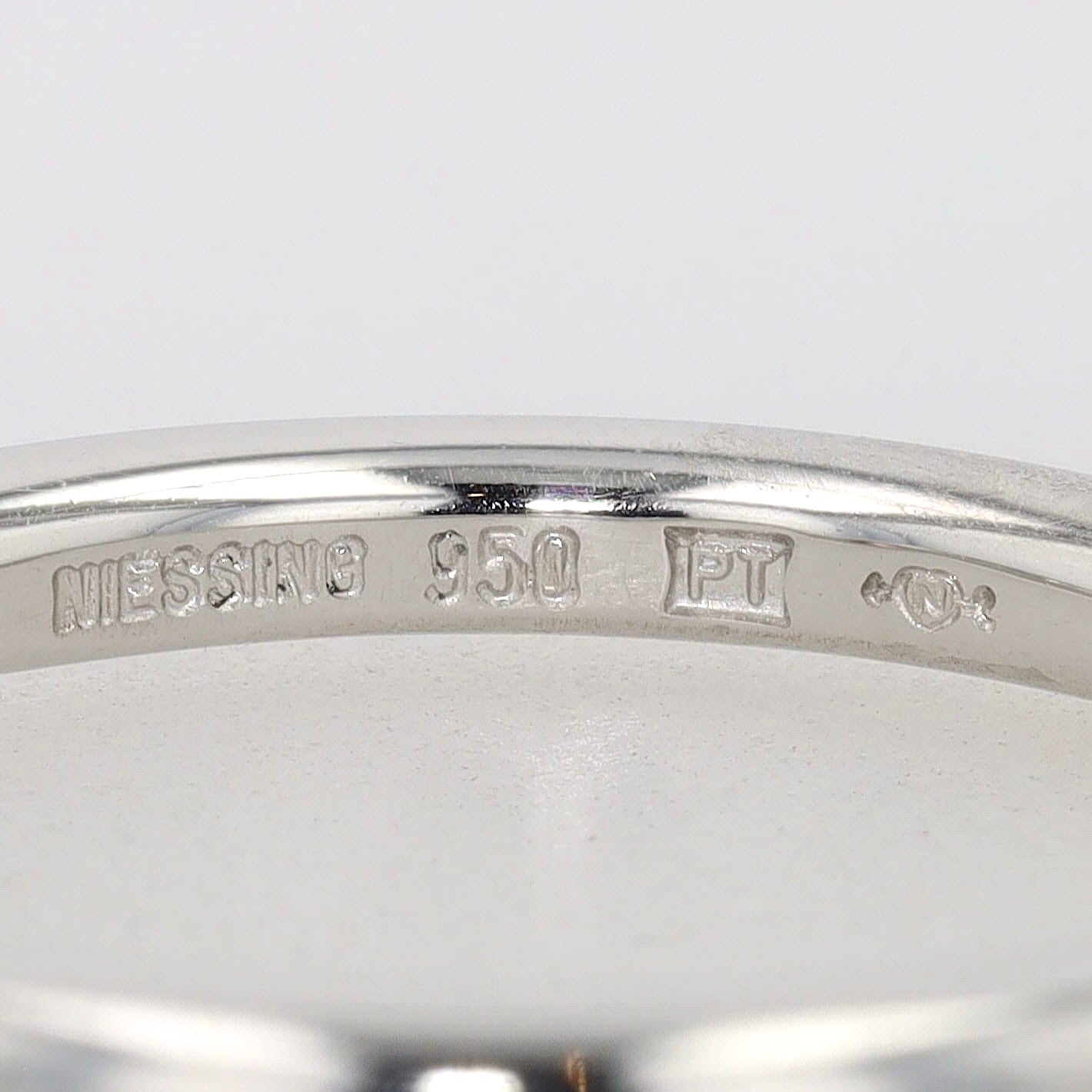 Niessing Solitär Ring in Platin mit einem Brillanten, Punze von Niessing und Platin Stempel