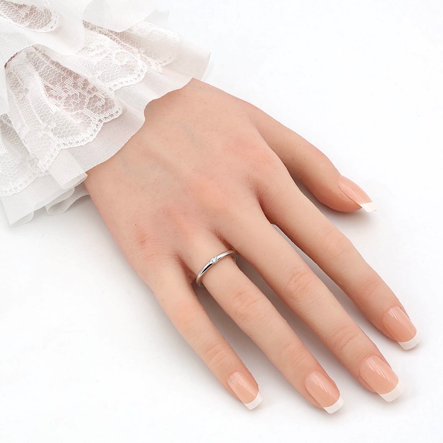 Niessing Solitär Ring in Platin mit einem Brillanten, an der Hand