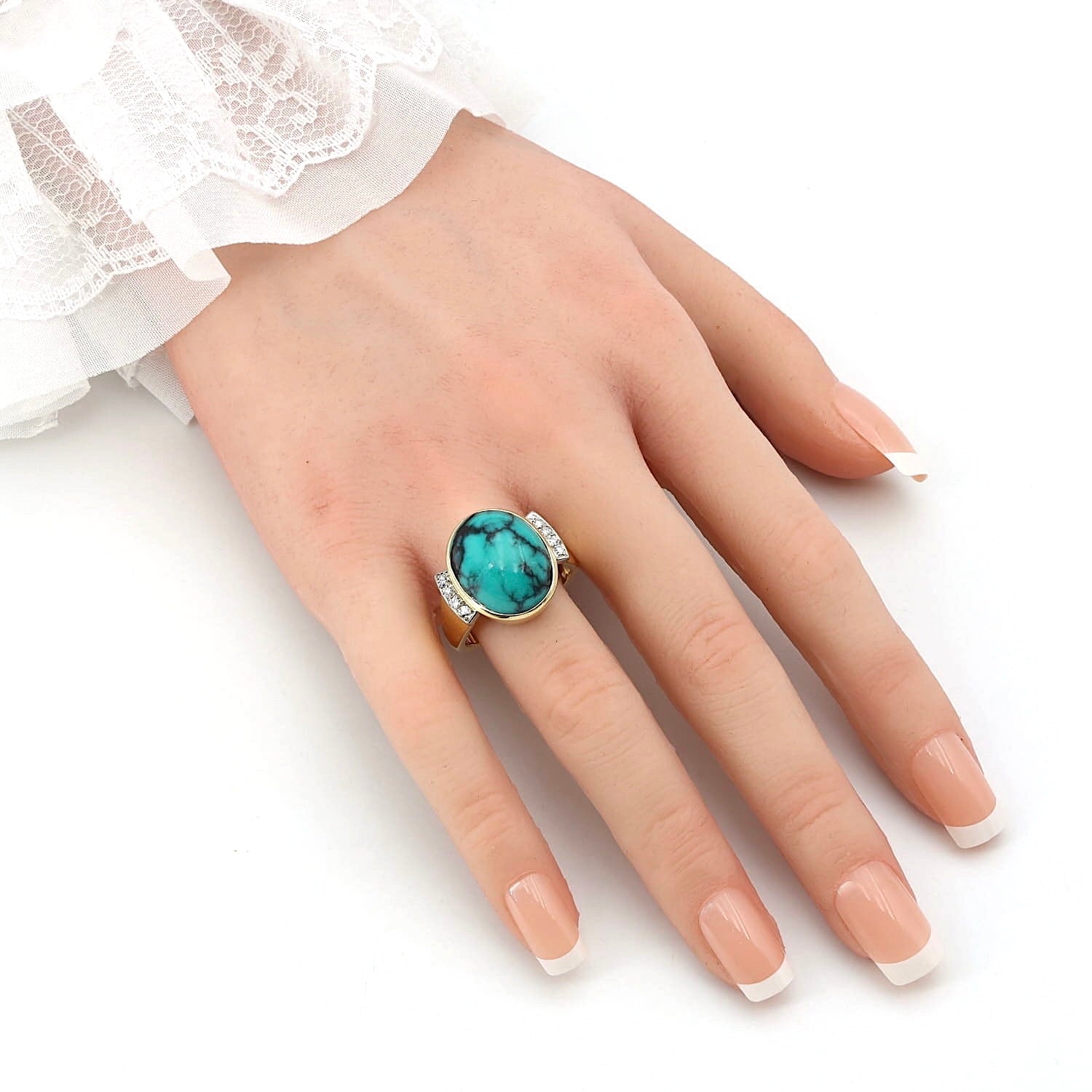 Ring in 585er Gelbgold mit einem Türkis und Diamanten, an der künstlichen Hand