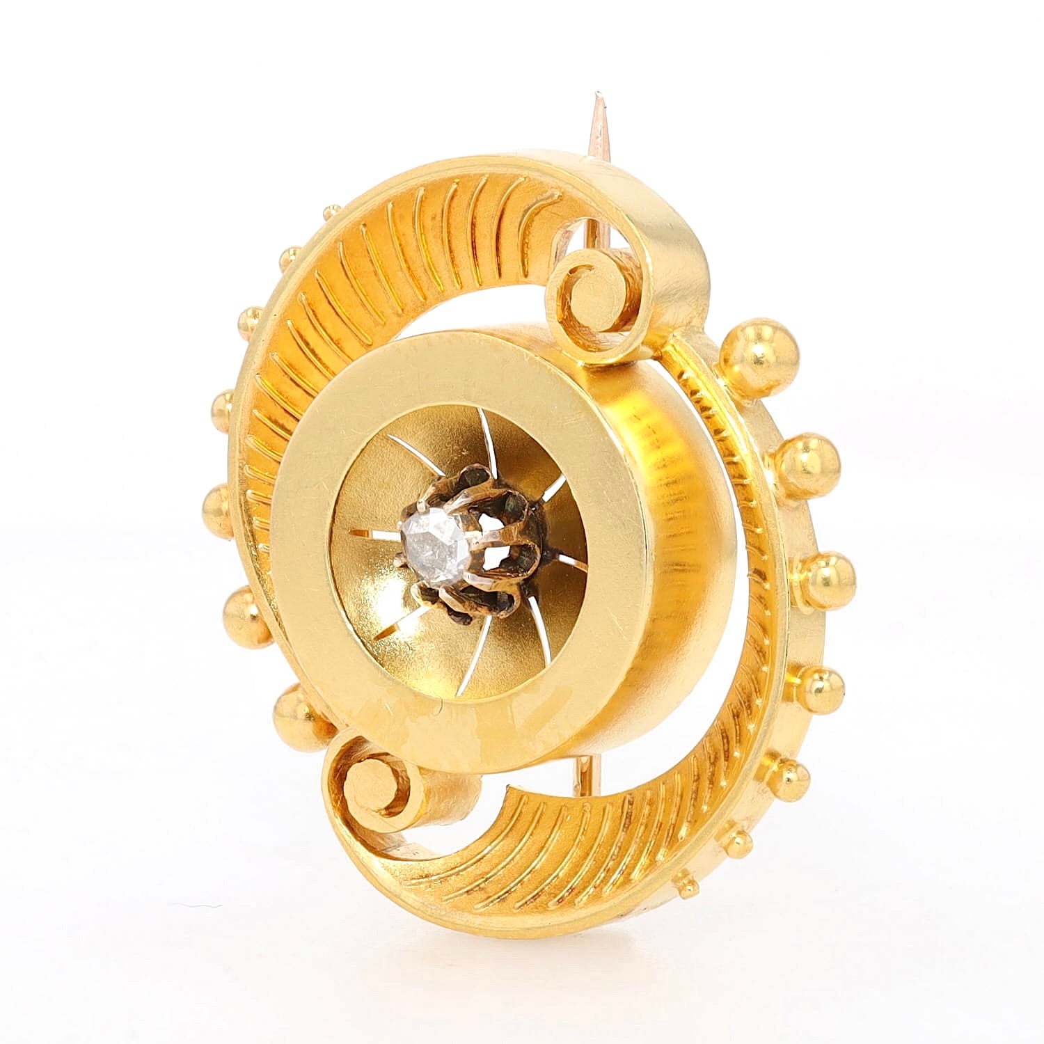 Historismus Brosche in 585er Gelbgold mit einem Diamanten, aufrecht stehend leicht links gedreht