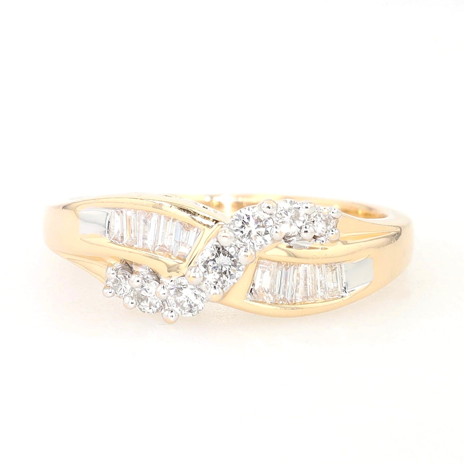 Ring in 585er Gelbgold mit ca. 0,45 ct Brillanten und Diamanten, liegend frontal